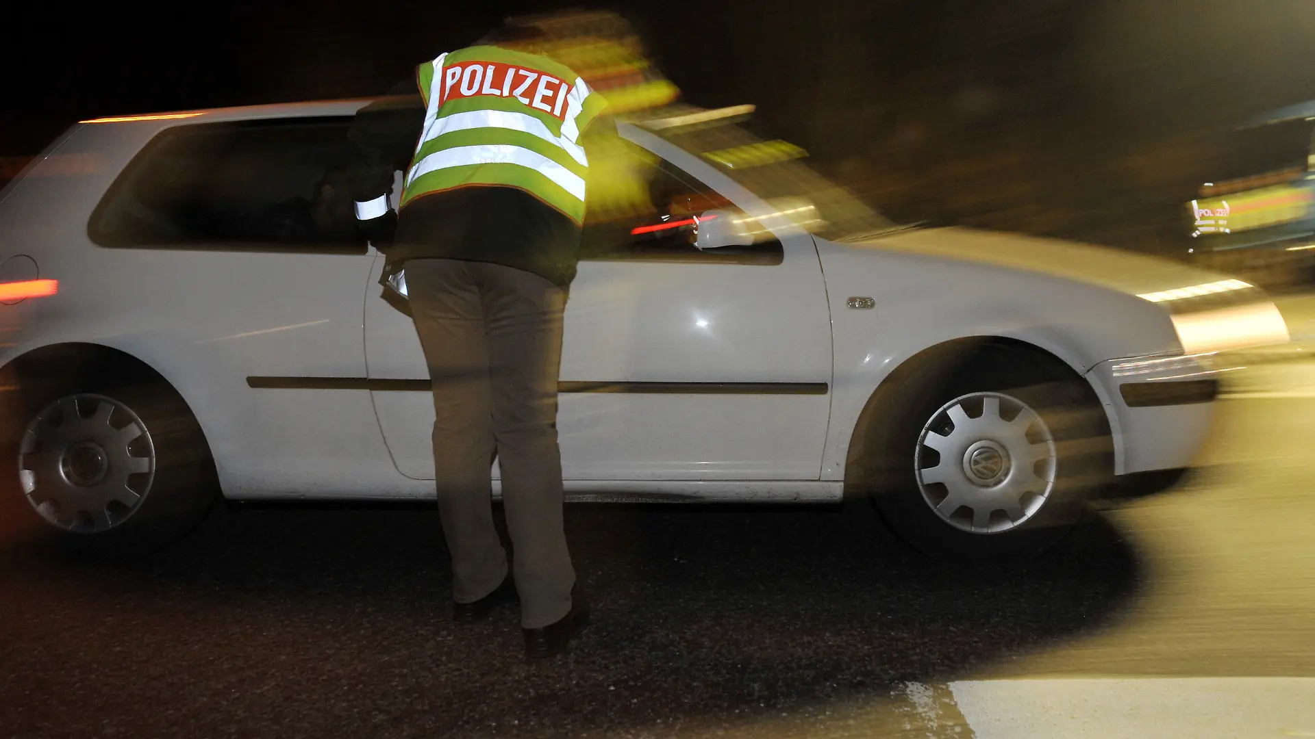 ARCHIV - Eine Polizeibeamtin kontrolliert am 21.02.2009 am Grenzübergang bei Breisach ein Fahrzeug. Der sogenannte "Idiotentest" für Autofahrer kommt beim 48. deutschen Verkehrsgerichtstag auf den Prüfstand. Experten von Automobilclubs kritisieren, die Kriterien der medizinisch-psychologischen Untersuchung (MPU) seien wenig transparent und schlecht nachvollziehbar. Jährlich müssen nach Angaben des ADAC 100.000 Bundesbürger zur MPU, vor allem nach Alkoholmissbrauch. Foto: Patrick Seeger dpa +++(c) dpa - Bildfunk+++