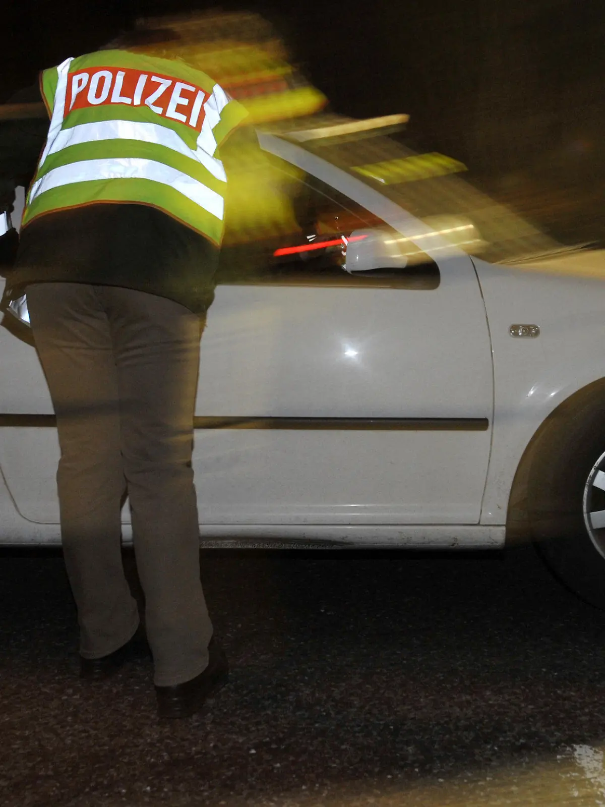 ARCHIV - Eine Polizeibeamtin kontrolliert am 21.02.2009 am Grenzübergang bei Breisach ein Fahrzeug. Der sogenannte "Idiotentest" für Autofahrer kommt beim 48. deutschen Verkehrsgerichtstag auf den Prüfstand. Experten von Automobilclubs kritisieren, die Kriterien der medizinisch-psychologischen Untersuchung (MPU) seien wenig transparent und schlecht nachvollziehbar. Jährlich müssen nach Angaben des ADAC 100.000 Bundesbürger zur MPU, vor allem nach Alkoholmissbrauch. Foto: Patrick Seeger dpa  +++(c) dpa - Bildfunk+++