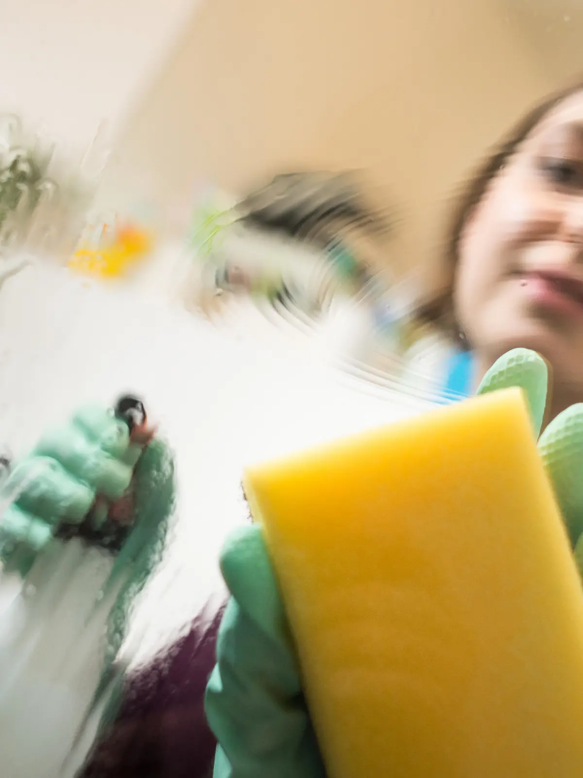 ILLUSTRATION - Eine junge Frau putzt am 09.12.2016 in einem Bad in Berlin die Glaswand der Dusche. Foto: Franziska Gabbert || Modellfreigabe vorhanden