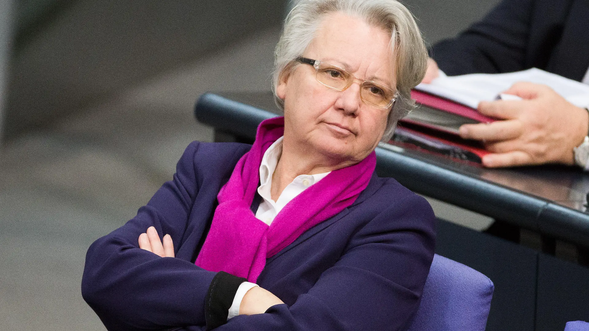 ARCHIV - Bildungsministerin Annette Schavan (CDU) verfolgt am 09.11.2012 im Bundestag in Berlin die Debatte. Der Fakultätsrat der Philosophischen Fakultät der Uni Düsseldorf berät am Dienstag über die Einleitung eines Plagiatsverfahrens gegen Bundesbildungsministerin Annette Schavan. Foto: Michael Kappeler/dpa +++(c) dpa - Bildfunk+++