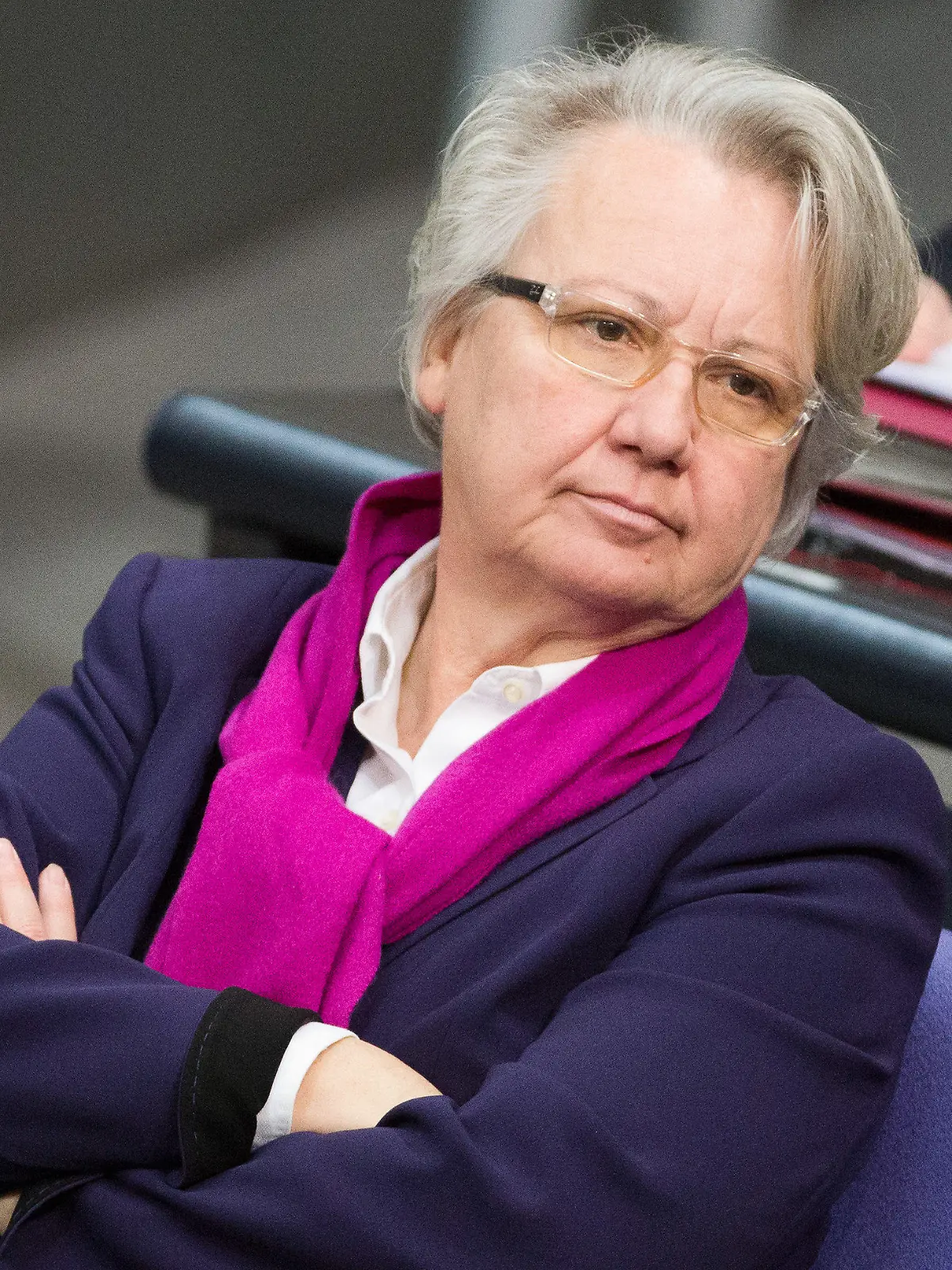 ARCHIV - Bildungsministerin Annette Schavan (CDU) verfolgt am 09.11.2012 im Bundestag in Berlin die Debatte. Der Fakultätsrat der Philosophischen Fakultät der Uni Düsseldorf berät am Dienstag über die Einleitung eines Plagiatsverfahrens gegen Bundesbildungsministerin Annette Schavan.  Foto: Michael Kappeler/dpa  +++(c) dpa - Bildfunk+++