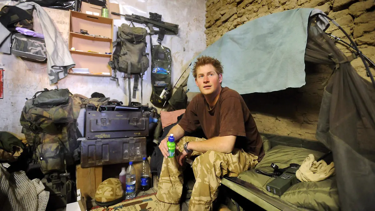 FILE - Prinz Harry (28, Archivfoto vom 28.02.2008 zeigt ihn auf seinem Feldbett im Camp FOB Delhi (forward operating base) in der Provinz Helmand) ist nach rund fünf Monaten als Soldat in Afghanistan nach Großbritannien zurückgekehrt. Während seiner Zeit dort habe er in seiner Rolle als Co-Pilot eines Apache-Kampfhubschraubers auch selber Schüsse auf Taliban-Aufständische abgegeben, sagte er in einem Interview mit dem Sender BBC, das am späten Montagabend ausgestrahlt werden sollte. EPA/JOHN STILLWELL / POOL (zu dpa 0869 "Prinz Harry aus Afghanistan zurück - aktiv an Kampf beteiligt" am 21.01.2013) +++(c) dpa - Bildfunk+++