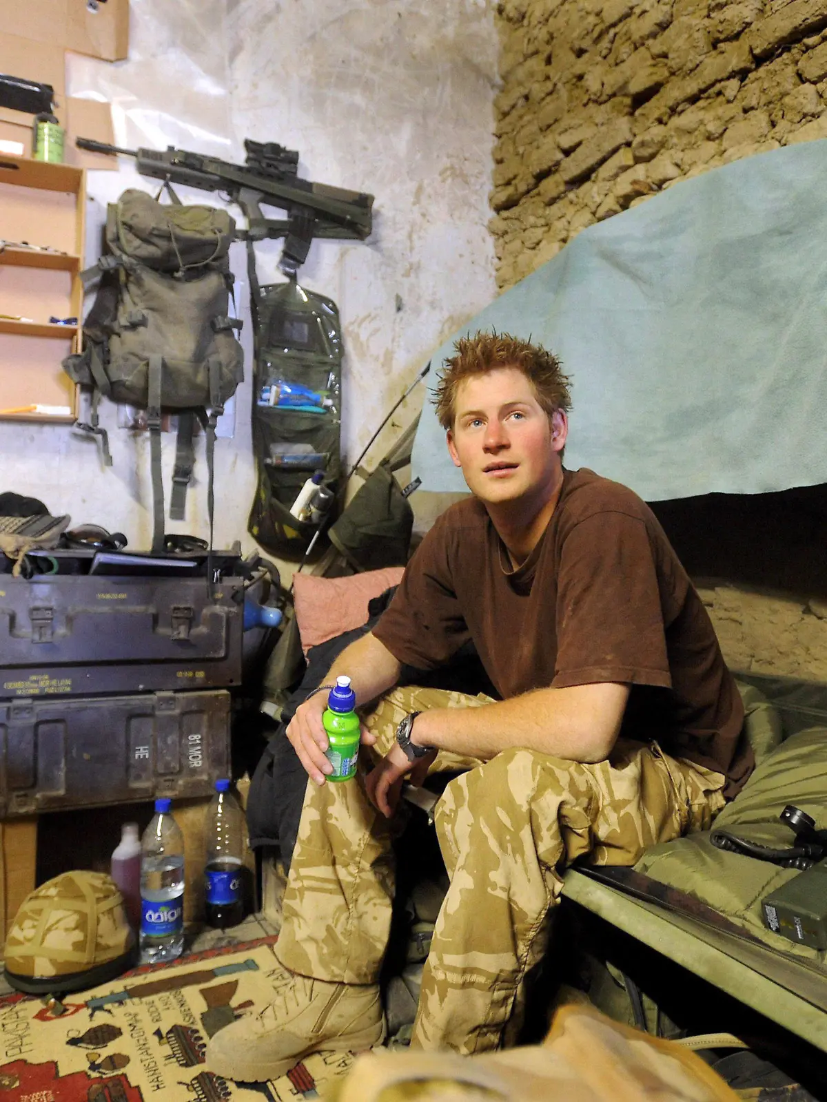 FILE - Prinz Harry (28, Archivfoto vom 28.02.2008 zeigt ihn auf seinem Feldbett im Camp FOB Delhi (forward operating base) in der Provinz Helmand) ist nach rund fünf Monaten als Soldat in Afghanistan nach Großbritannien zurückgekehrt. Während seiner Zeit dort habe er in seiner Rolle als Co-Pilot eines Apache-Kampfhubschraubers auch selber Schüsse auf Taliban-Aufständische abgegeben, sagte er in einem Interview mit dem Sender BBC, das am späten Montagabend ausgestrahlt werden sollte. EPA/JOHN STILLWELL / POOL (zu dpa 0869  "Prinz Harry aus Afghanistan zurück - aktiv an Kampf beteiligt" am 21.01.2013)  +++(c) dpa - Bildfunk+++