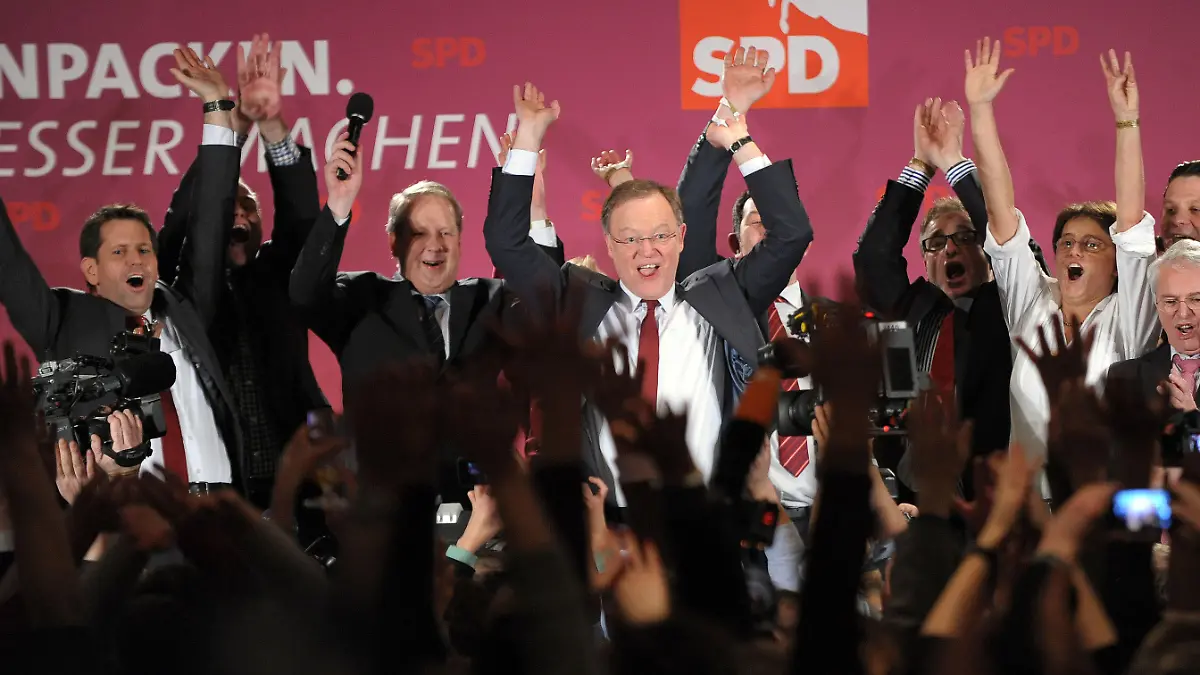 Der SPD-Spitzenkandidat Stephan Weil (M) bejubelt seinen Wahlsieg am 20.01.2013 auf der Wahlparty der SPD in Hannover am Abend der Landtagswahl 2013 in Niedersachsen. Foto: Peter Steffen/dpa +++(c) dpa - Bildfunk+++