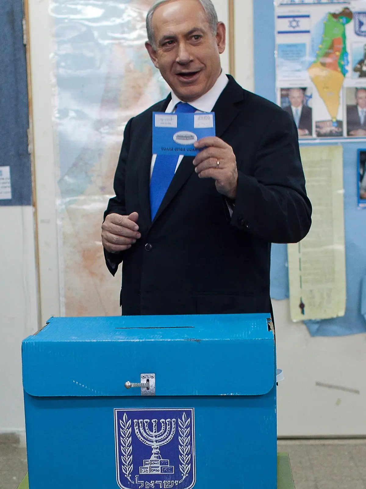 epa03549459 Israeli Prime Minister Benjamin Netanyahu casts his ballot at a polling station on election day 22 January 2013 in Jerusalem, Israel. Israelis begin voting in a general election, with opinion polls suggesting Prime Minister Benjamin Netanyahu will win another term, with a reduced majority. EPA/Uriel Sinai / POOL  +++(c) dpa - Bildfunk+++