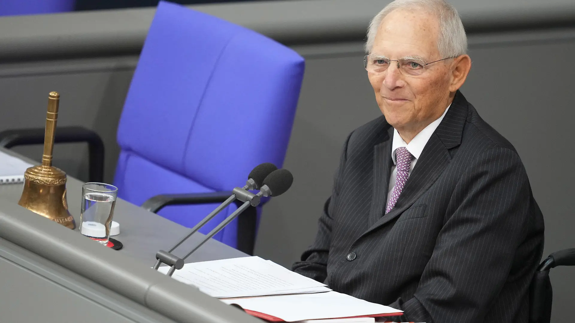 ARCHIV - 26.10.2021, Berlin: Alterspräsident Wolfgang Schäuble (CDU) spricht bei der konstituierenden Sitzung des neuen Bundestags. (zu dpa: "Schäuble nach 50 Jahren im Bundestag: Früher war nicht alles besser") Foto: Kay Nietfeld/dpa +++ dpa-Bildfunk +++