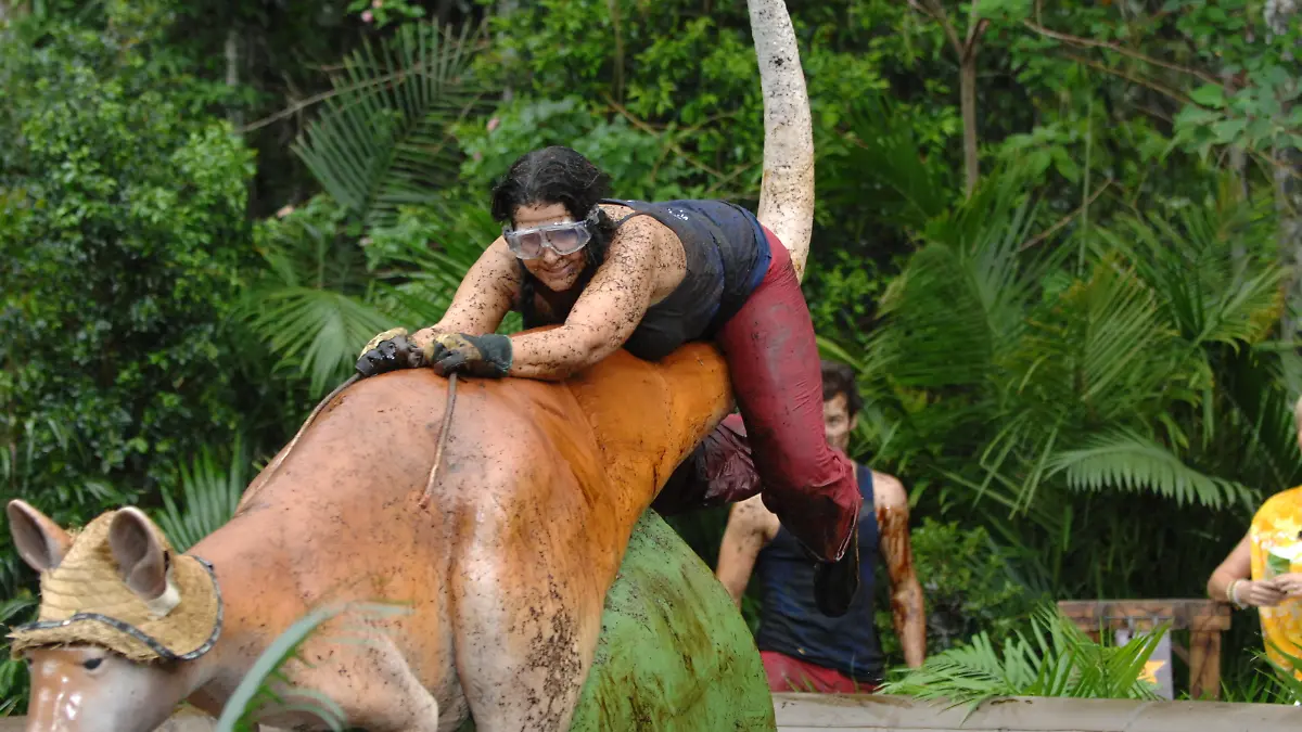 Tag 11 - Dschungelprüfung 11 "Känguru des Grauens": Iris Klein (Foto) und Patrick wurden von den VIP-Campern zur heutigen Dschungelprüfung auserkoren. Iris muss sich auf dem Rücken eines Riesen-Wallaby (eine Känguru-Art) halten und von Sonja Zietlow und Daniel Hartwich gestellte Schätzfragen richtig beantworten. Erschwerend kommt hinzu, dass sie hin und wieder mit Matsch und Sirup angespritzt wird. # Foto: RTL / Stefan Menne

Verwendung der Bilder für Online-Medien ausschließlich mit folgender Verlinkung: "Alle Infos zu "Ich bin ein Star - Holt mich hier raus!" im Special bei RTL.de: http://www.rtl.de/cms/sendungen/ich-bin-ein-star.html

NUR ZUR EINMALIGEN VERÖFFENTLICHUNG ! KEINE WEITERGABE AN DRITTE ! 
KEINE VERWENDUNG NACH DEM 10.02.2013 !! KEINE ARCHIVIERUNG !

Suchbegriff: Dschungelcamp *** Local Caption *** Verwendung der Bilder für Online-Medien ausschließlich mit folgender Verlinkung: "Alle Infos zu "Ich bin ein Star - Holt mich hier raus!" im Special bei RTL.de: http://www.rtl.de/cms/sendungen/ich-bin-ein-star.html

NUR ZUR EINMALIGEN VERÖFFENTLICHUNG ! KEINE WEITERGABE AN DRITTE ! 
KEINE VERWENDUNG NACH DEM 10.02.2013 !! KEINE ARCHIVIERUNG !

Suchbegriff: Dschungelcamp