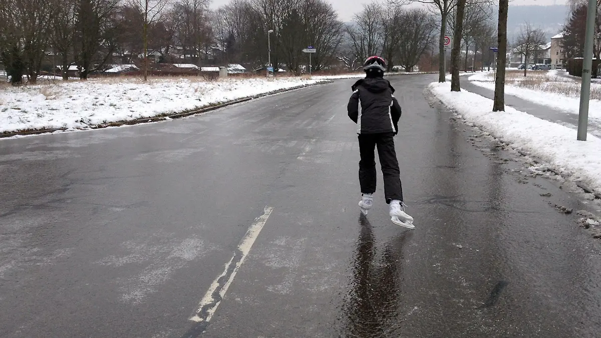 Ein Mann läuft am 20.01.2013 in Karlsruhe (Baden-Württemberg) auf einer komplett vereisten Straße mit Schlittschuhen. Auf den Straßen und Gehwegen in Baden-Württemberg hat am Sonntag Blitzeis für schwierigste Bedingungen gesorgt. Die Streudienste sind pausenlos im Einsatz, vor allem im Norden des Landes ereigneten sich in den Morgenstunden zahlreiche Unfälle. Foto: Susanne Kupke/dpa (zu lsw: "Blitzeis allerorten: Autobahnen im Südwesten teils gesperrt" vom 20.01.2013) +++(c) dpa - Bildfunk+++