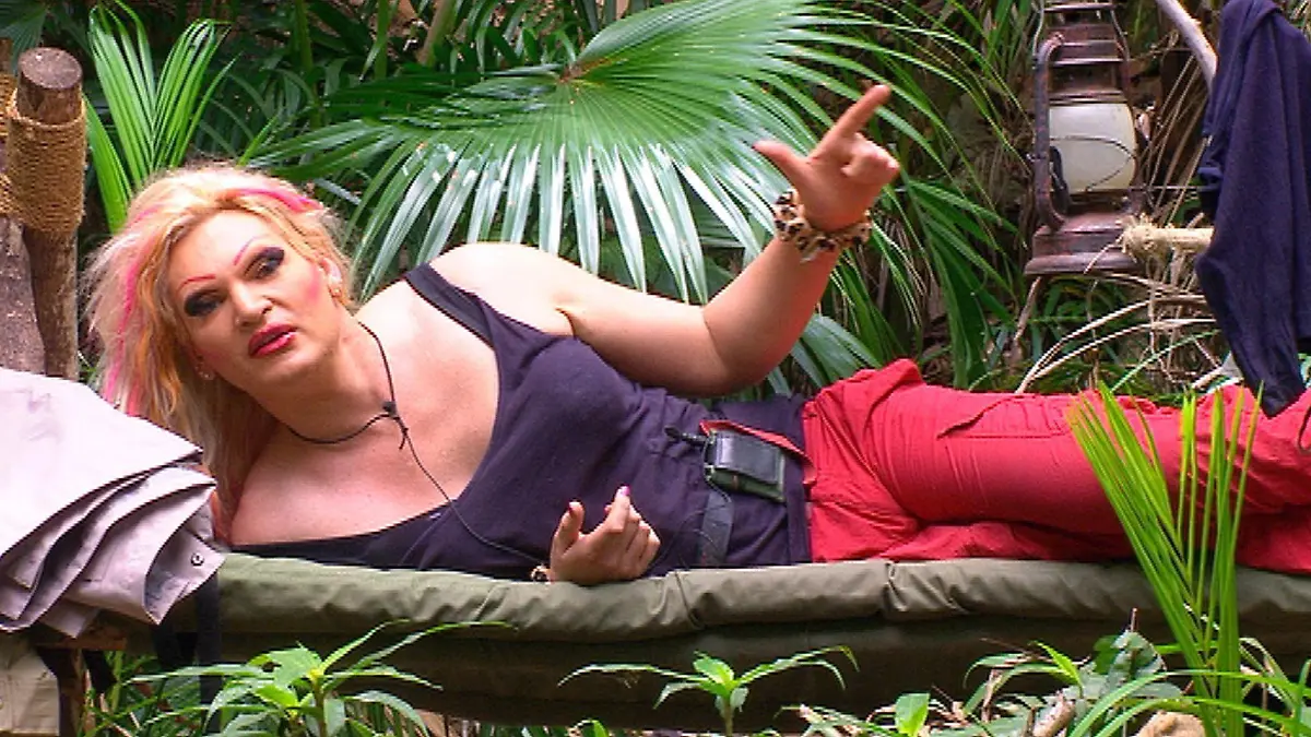Tag 10 im Camp - Olivia Jones stellt Fiona und Claudelle zur Rede: "Ich habe euch gesehen und gehört - ich habe ein bisschen gelauscht!".Verwendung der Bilder für Online-Medien ausschließlich mit folgender Verlinkung: "Alle Infos zu "Ich bin ein Star - Holt mich hier raus!" im Special bei RTL.de: http://www.rtl.de/cms/sendungen/ich-bin-ein-star.htmlNUR ZUR EINMALIGEN VERÖFFENTLICHUNG ! KEINE WEITERGABE AN DRITTE ! KEINE VERWENDUNG NACH DEM 10.02.2013 !! KEINE ARCHIVIERUNG !Suchbegriff: Dschungelcamp