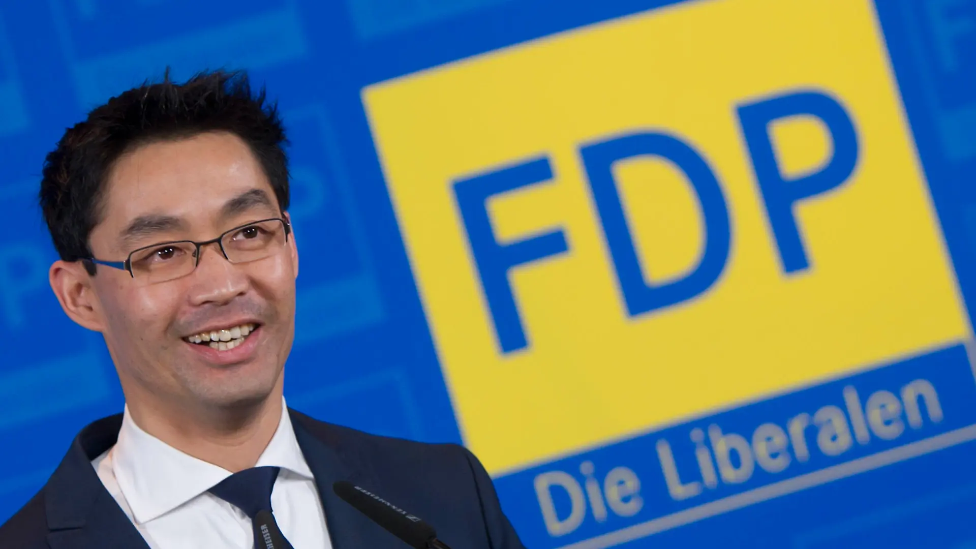 Philipp Rösler, FDP-Bundesvorsitzender, lacht am 20.01.2013 in Berlin in der Parteizentrale während seiner Rede zu den Ergebnissen der Landtagswahlen in Niedersachsen auf der Bühne. Foto: Marc Tirl/dpa +++(c) dpa - Bildfunk+++