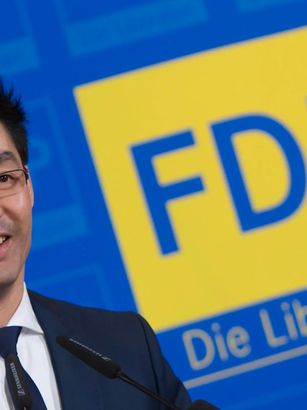 Philipp Rösler, FDP-Bundesvorsitzender, lacht am 20.01.2013 in Berlin in der Parteizentrale während seiner Rede zu den Ergebnissen der Landtagswahlen in Niedersachsen auf der Bühne. Foto: Marc Tirl/dpa  +++(c) dpa - Bildfunk+++