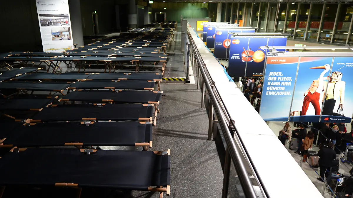 Feldbetten für gestrandete Fluggäste stehen am 20.01.2013 im Terminal 1 des Flughafens von Frankfurt am Main (Hessen) bereit. Eisregen hat den Frankfurter Flughafen lahmgelegt. Am späten Nachmittag sagte Deutschlands größter Flughafen alle Starts und Landungen ab. Foto: Arne Dedert/dpa  +++(c) dpa - Bildfunk+++