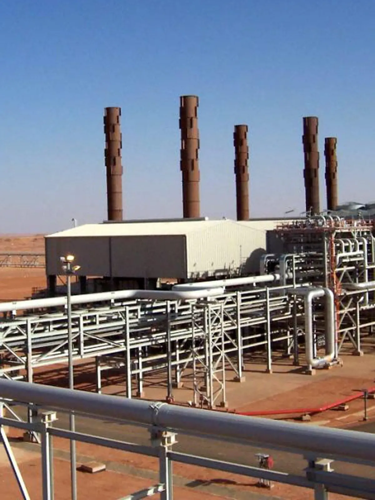 epa03540765 An undated handout photograph released by the British Petroleum (BP) company on 16 January 2013 shows the gas facility in Amenas, some 1300 km southeast Algiers, Algeria. Reports on 17 January 2013 state 34 hostages were killed and 26 freed during an attack by the Algerian military on the site where Islamist gunmen were holding a group hostage, France Info radio reported. EPA/BP / HANDOUT HANDOUT EDITORIAL USE ONLY/NO SALES  +++(c) dpa - Bildfunk+++