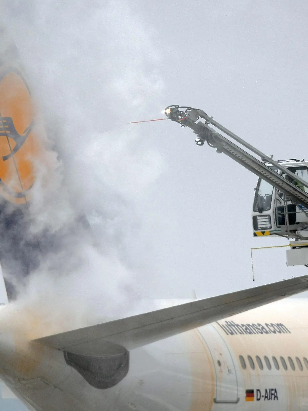 Ein Flugzeug der Lufthansa wird am 20.01.2013 auf dem Flughafen in Frankfurt am Main (Hessen) von Spezialfahrzeugen enteist. Wegen Eis und Schnee sind am Frankfurter Flughafen am Sonntag (20.01.2013) bis zum Vormittag 130 Flüge ausgefallen. Schneefälle und gefrierende Nässe behindern weiter den Betrieb auf Deutschlands größtem Flughafen. Foto: Fredrik von Erichsen/dpa  +++(c) dpa - Bildfunk+++