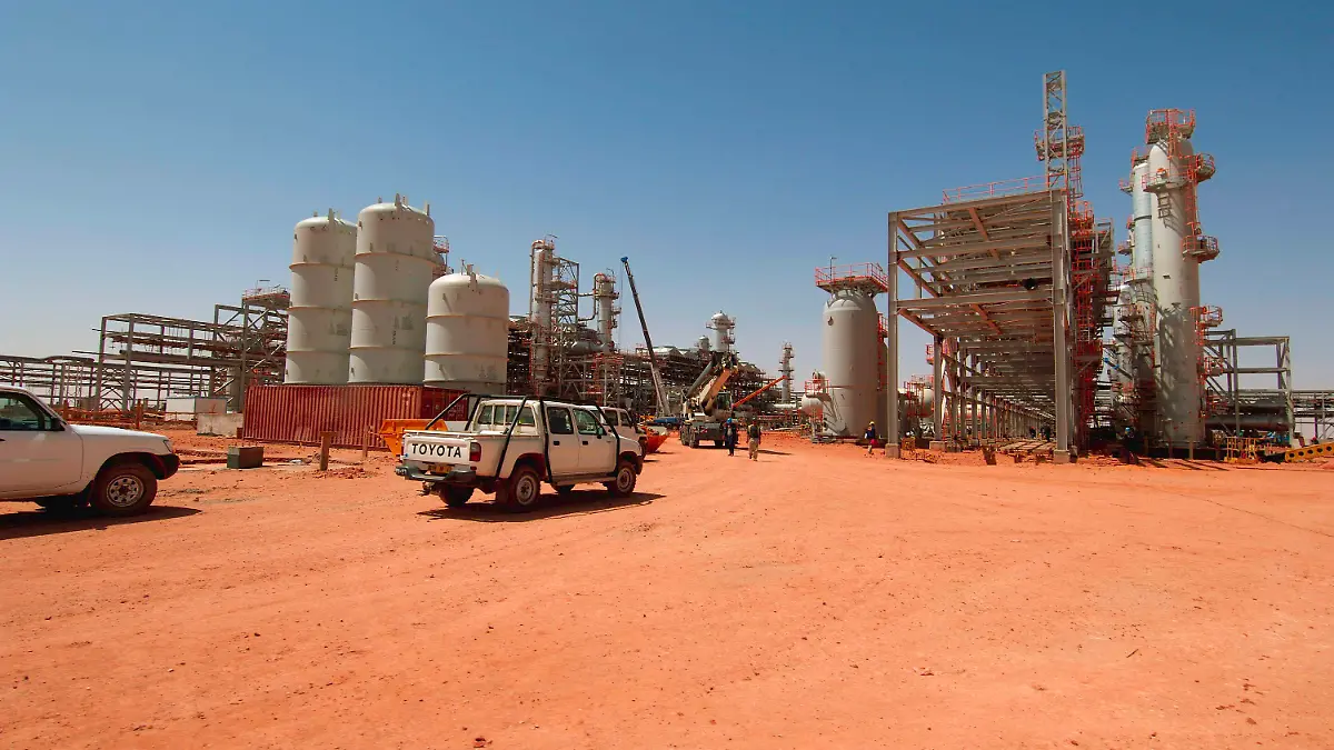 File photo of the gas field in Amenas, Algeria in this handout photo provided by Scanpix April 19, 2005. Islamist militants attacked the gas field in Algeria on Wednesday, claiming to have kidnapped up to 41 foreigners including seven Americans in a dawn raid in retaliation for France's intervention in Mali, according to regional media reports. The raiders were also reported to have killed three people, including a Briton and a French national. The gas field is operated by a joint venture including BP, Statoil and Algerian state company Sonatrach. REUTERS/Kjetil Alsvik/Statoil via Scanpix (ALGERIA - Tags: ENERGY) )ATTENTION EDITORS - THIS IMAGE WAS PROVIDED BY A THIRD PARTY. FOR EDITORIAL USE ONLY. NOT FOR SALE FOR MARKETING OR ADVERTISING CAMPAIGNS. NORWAY OUT. NO COMMERCIAL OR EDITORIAL SALES IN NORWAY. THIS PICTURE IS DISTRIBUTED EXACTLY AS RECEIVED BY REUTERS, AS A SERVICE TO CLIENTS. NO SALES. NO ARCHIVES