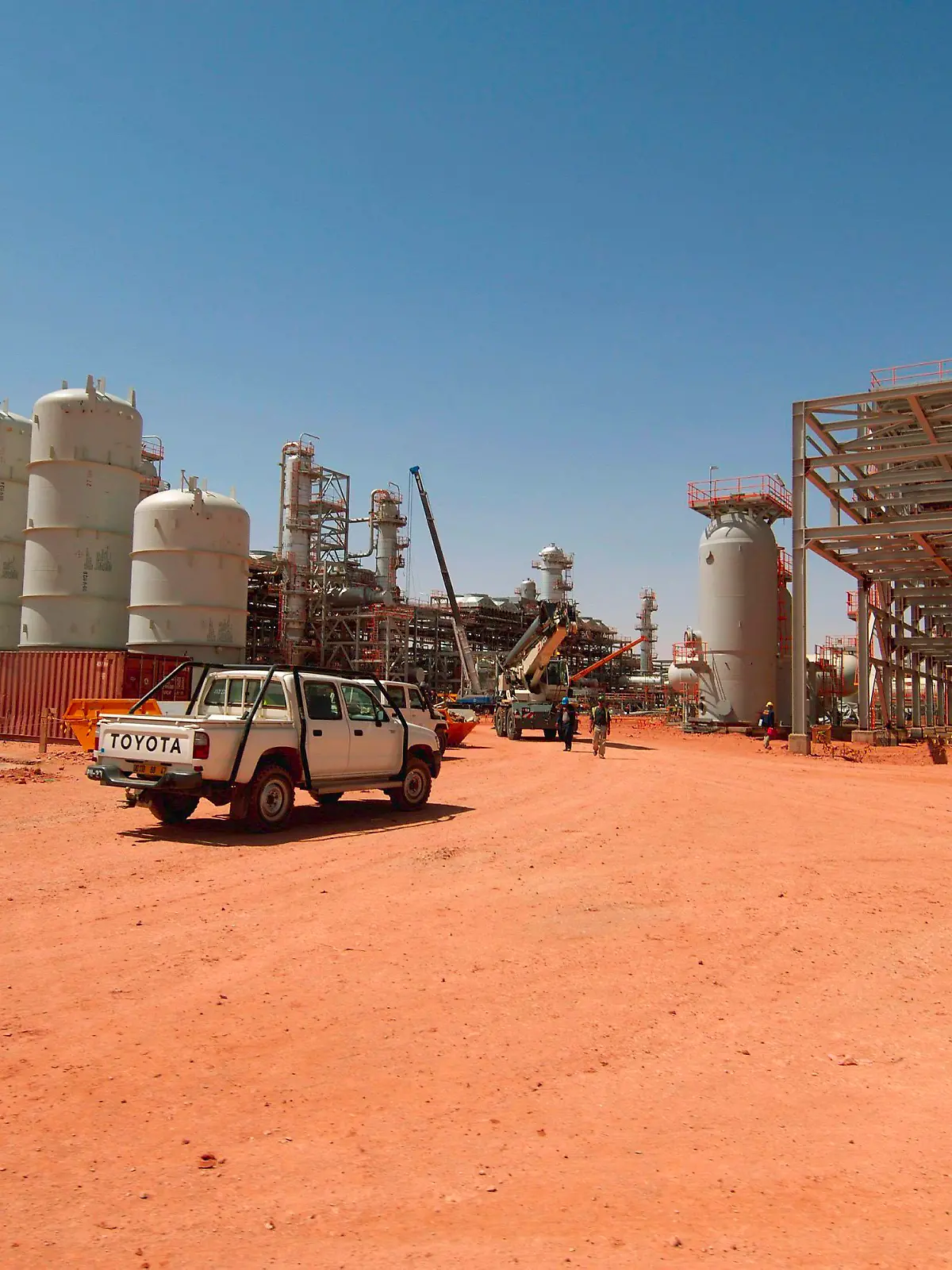 File photo of the gas field in Amenas, Algeria in this handout photo provided by Scanpix April 19, 2005. Islamist militants attacked the gas field in Algeria on Wednesday, claiming to have kidnapped up to 41 foreigners including seven Americans in a dawn raid in retaliation for France's intervention in Mali, according to regional media reports. The raiders were also reported to have killed three people, including a Briton and a French national. The gas field is operated by a joint venture including BP, Statoil and Algerian state company Sonatrach. REUTERS/Kjetil Alsvik/Statoil via Scanpix (ALGERIA - Tags: ENERGY) )ATTENTION EDITORS - THIS IMAGE WAS PROVIDED BY A THIRD PARTY. FOR  EDITORIAL USE ONLY. NOT FOR SALE FOR MARKETING OR ADVERTISING CAMPAIGNS. NORWAY OUT. NO COMMERCIAL OR EDITORIAL SALES IN NORWAY. THIS PICTURE IS DISTRIBUTED EXACTLY AS RECEIVED BY REUTERS, AS A SERVICE TO CLIENTS. NO SALES. NO ARCHIVES