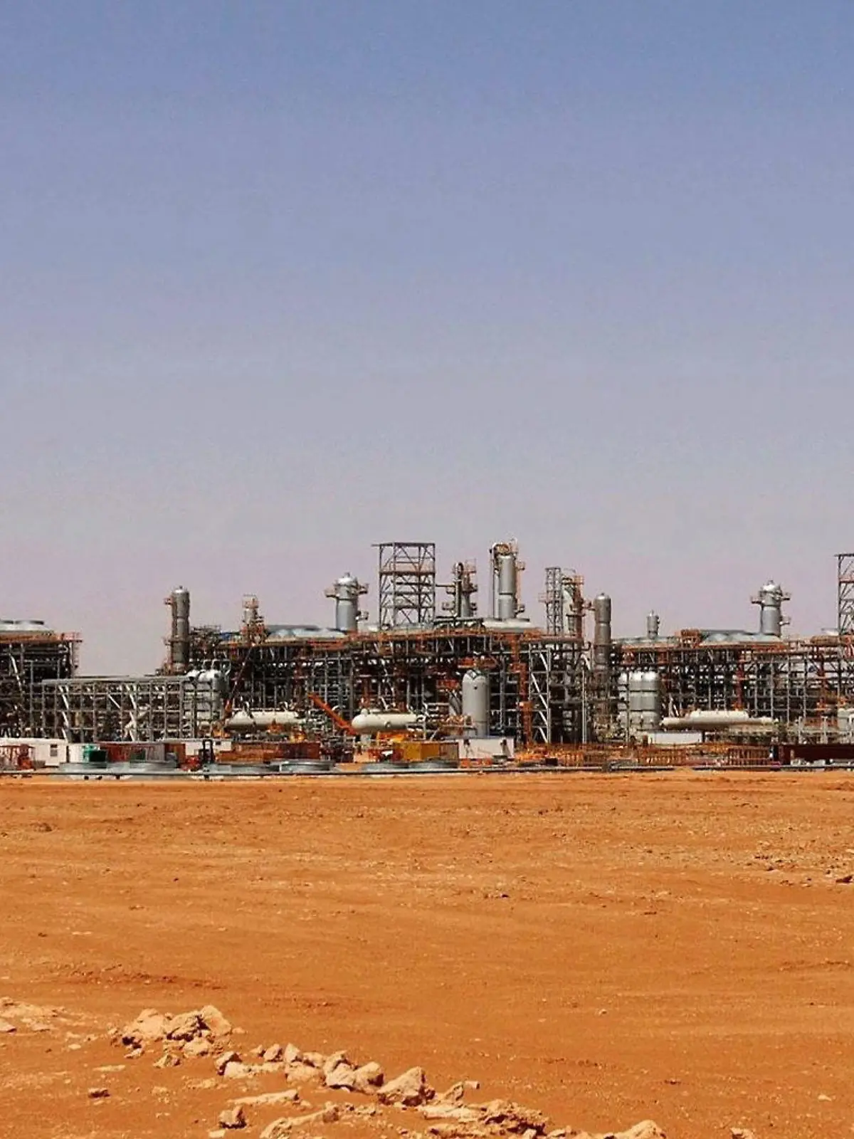 epa03539583 An undated handout photo provided by Norwegian oil company Statoil 16 January 2013 show the gas facility in In Amenas, Algeria where 13 Norwegians are among more than 20 workers who have been taken as hostages in an attack by Islamist militants. An Algerian state media report says that two foreign nationals have been killed and more than 20 taken hostage in an attack by Islamist militants on the Statoil gas facility in the eastern part of the country. EPA/STATOIL HANDOUT EDITORIAL USE ONLY/NO SALES  +++(c) dpa - Bildfunk+++