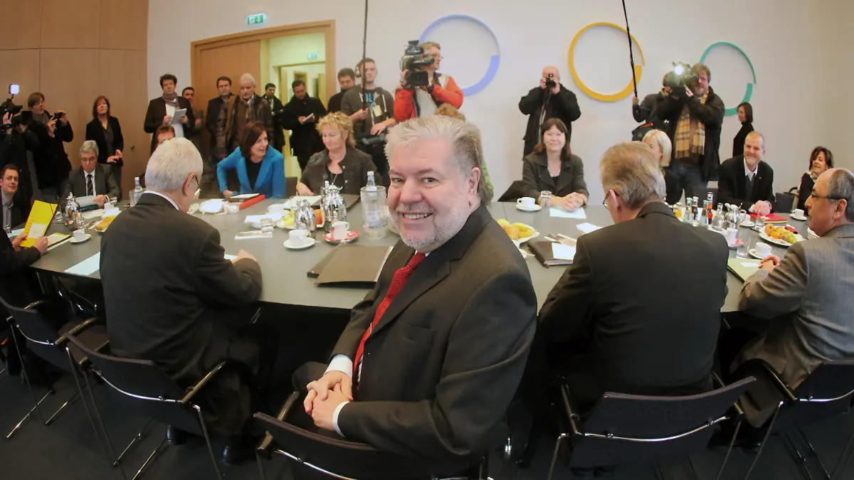 Der Ministerpräsident von Rheinland-Pfalz, Kurt Beck (M, SPD), eröffnet am 15.01.2013 seine letzte Kabinettssitzung in der Staatskanzlei in Mainz (Rheinland-Pfalz). Am Mittwoch nimmt Beck den Hut als rheinland-pfälzischer Ministerpräsident, der Stabwechsel zu Malu Dreyer steht an. Foto: Fredrik von Erichsen/dpa  +++(c) dpa - Bildfunk+++