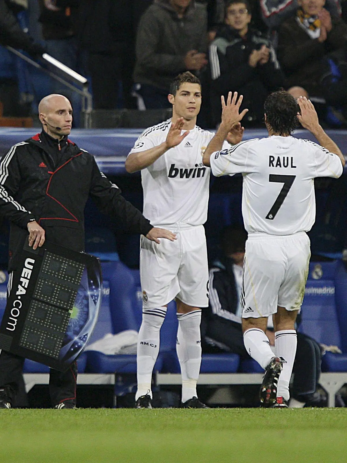 Real Madrid's Portuguese striker Cristiano Ronaldo (C) substitutes Raul Gonzalez (R), during the second half of their Champions League soccer match against FC Zurich played at the Santiago Bernabeu stadium in Madrid, central Spain on 25 November 2009. EPA/ALBERTO MARTIN +++(c) dpa - Bildfunk+++