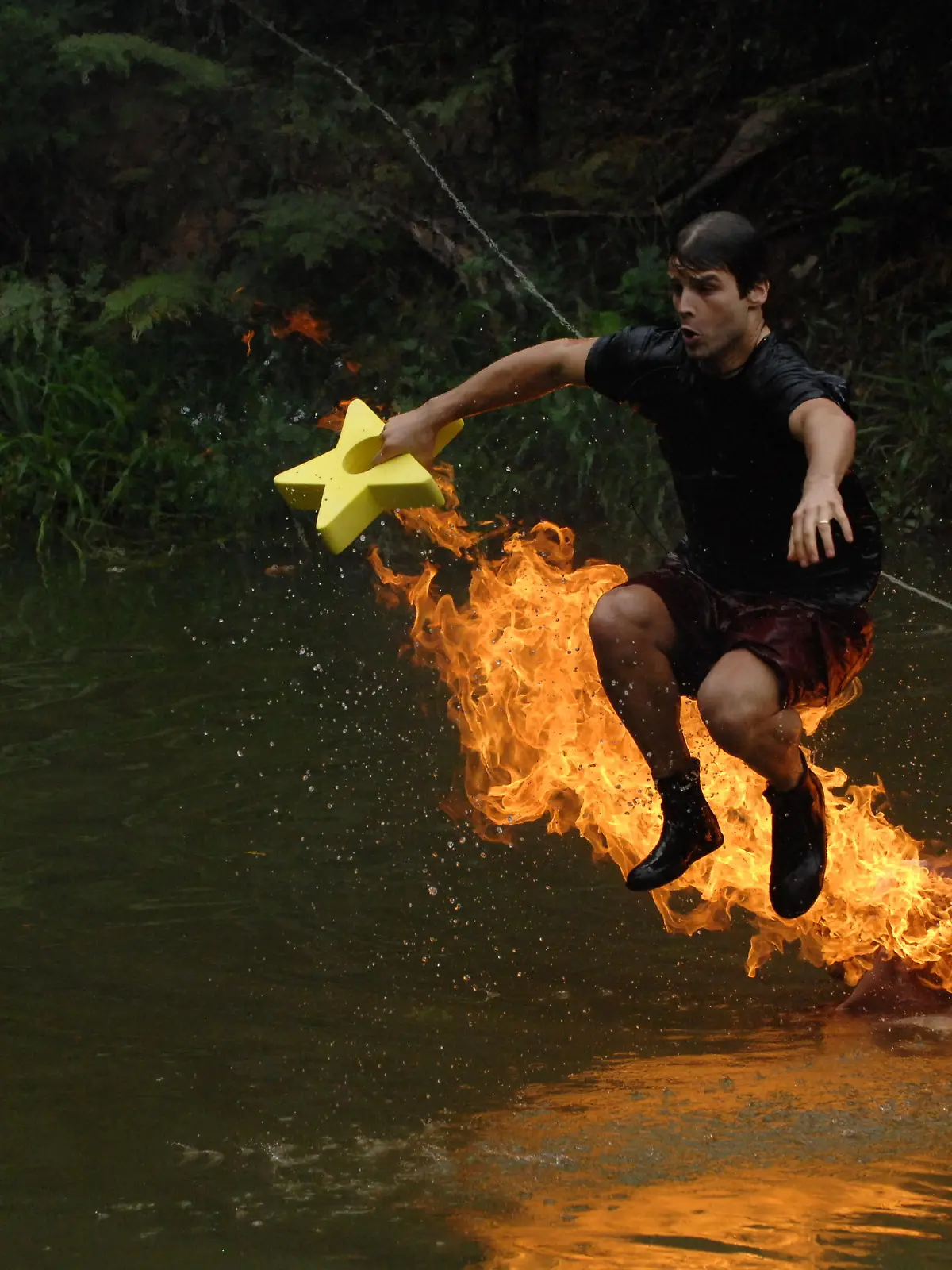 Tag 6 - Dschungelprüfung 6 "Abgebrannt": Um die begehrten Sterne zu bekommen müssen die VIP-Camper durch einen See schwimmen, auf eine Plattform klettern, einen Stern von einer Stange nehmen, durch eine Feuerwand wieder in den See springen und am anderen Ufer einen steilen, glitschigen Abhang herauf kommen, um den Stern ins Ziel zu bringen. Foto: Patrick Nuo # Foto: RTL / Stefan MenneVerwendung der Bilder für Online-Medien ausschließlich mit folgender Verlinkung: "Alle Infos zu "Ich bin ein Star - Holt mich hier raus!" im Special bei RTL.de: http://www.rtl.de/cms/sendungen/ich-bin-ein-star.htmlNUR ZUR EINMALIGEN VERÖFFENTLICHUNG ! KEINE WEITERGABE AN DRITTE ! KEINE VERWENDUNG NACH DEM 10.02.2013 !! KEINE ARCHIVIERUNG !Suchbegriff: Dschungelcamp