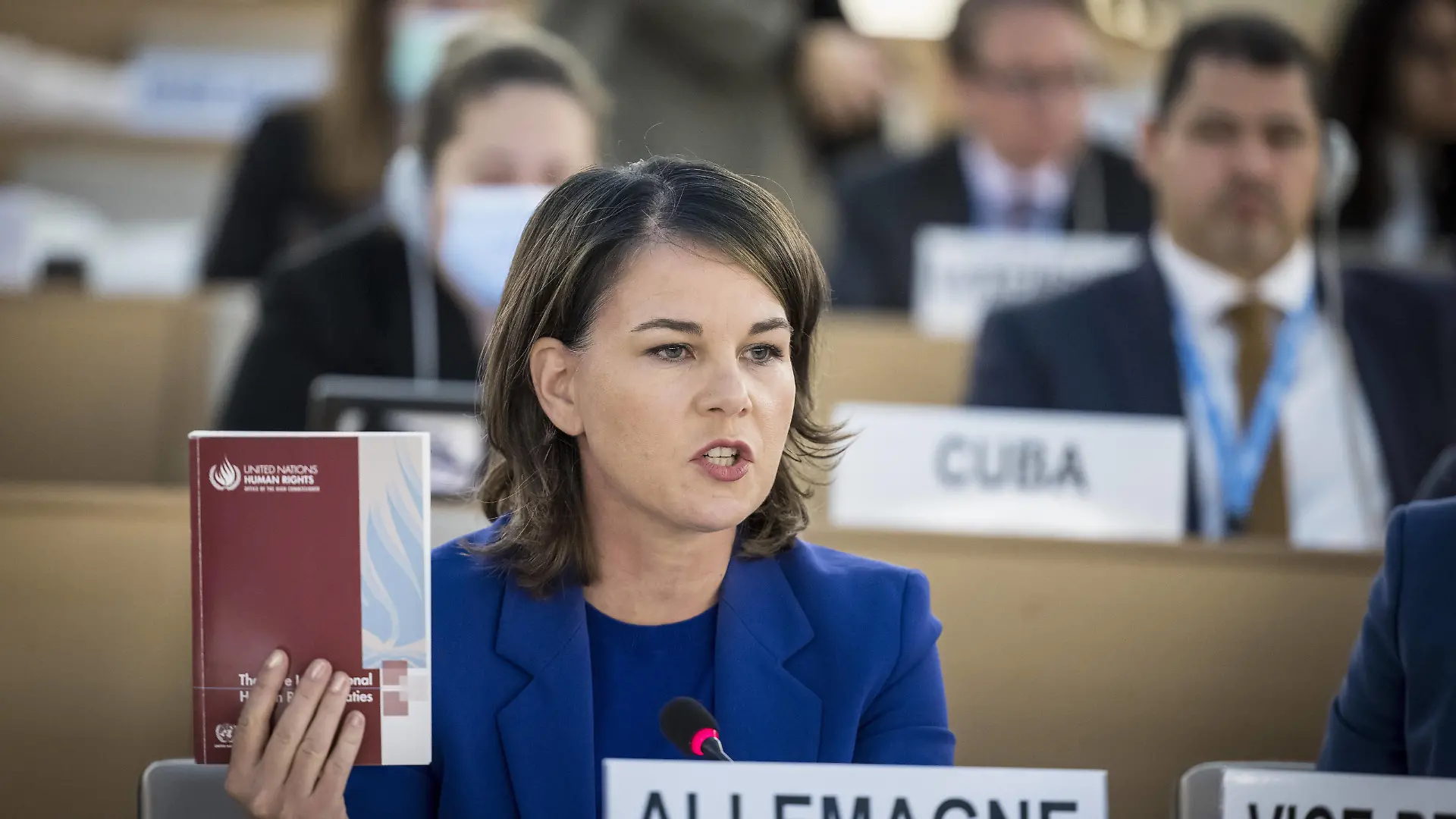  Rede von Annalena Baerbock Buendnis 90/Die Gruenen, bei der Sondersitzung des Menschrechtsrates der Vereinten Nationen zur Menschenrechtslage in der Islamischen Republik Iran. Hier haelt Baerbock ein Buch mit dem UN-Zivilpakt hoch Internationaler Pakt ueber buergerliche und politische Rechte. Genf Schweiz *** Speech by Annalena Baerbock Buendnis 90 Die Gruenen , at the special session of the United Nations Human Rights Council on the human rights situation in the Islamic Republic of Iran Here Baerbock holds up a book with the UN Civil Covenant International Covenant on Civil and Political Rights Geneva Switzerland Copyright: xThomasxKoehlerx