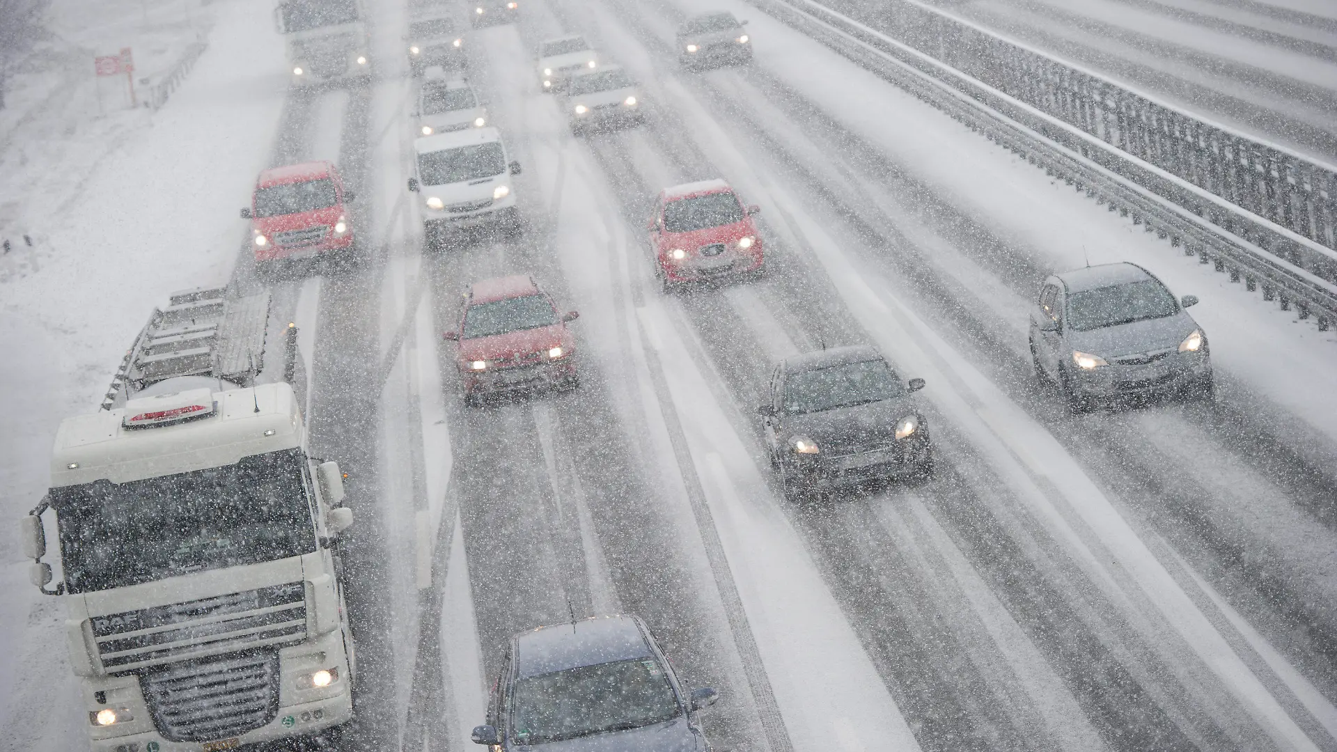Zahlreiche Autos fahren am 12.01.2013 auf der Autobahn 9 bei Garching auf schneebedeckter Fahrbahn. Foto: Marc Müller dpa +++(c) dpa - Bildfunk+++