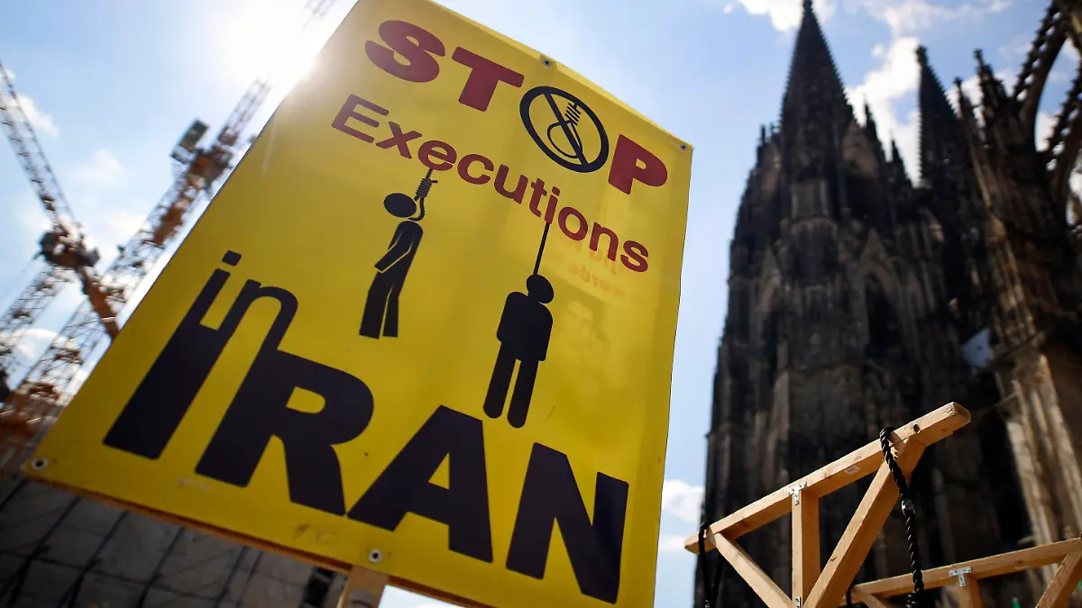 Eine Demonstration von Gegnern des Mullah-Regimes in Teheran fordert Solidarität mit der Opposition im Iran, die Abschaffung der Todesstrafe und einen Umsturz. Sie halten iranische Flaggen und haben einige Galgen aus Holz aufgebaut, welche die martiallschen Hinrichtungsmethoden im Iran veranschaulichen sollen. Die Demo wurde mit Corona-Auflagen zugelassen auf dem Roncalliplatz direkt am Kölner Dom. Köln, 29.05.2021