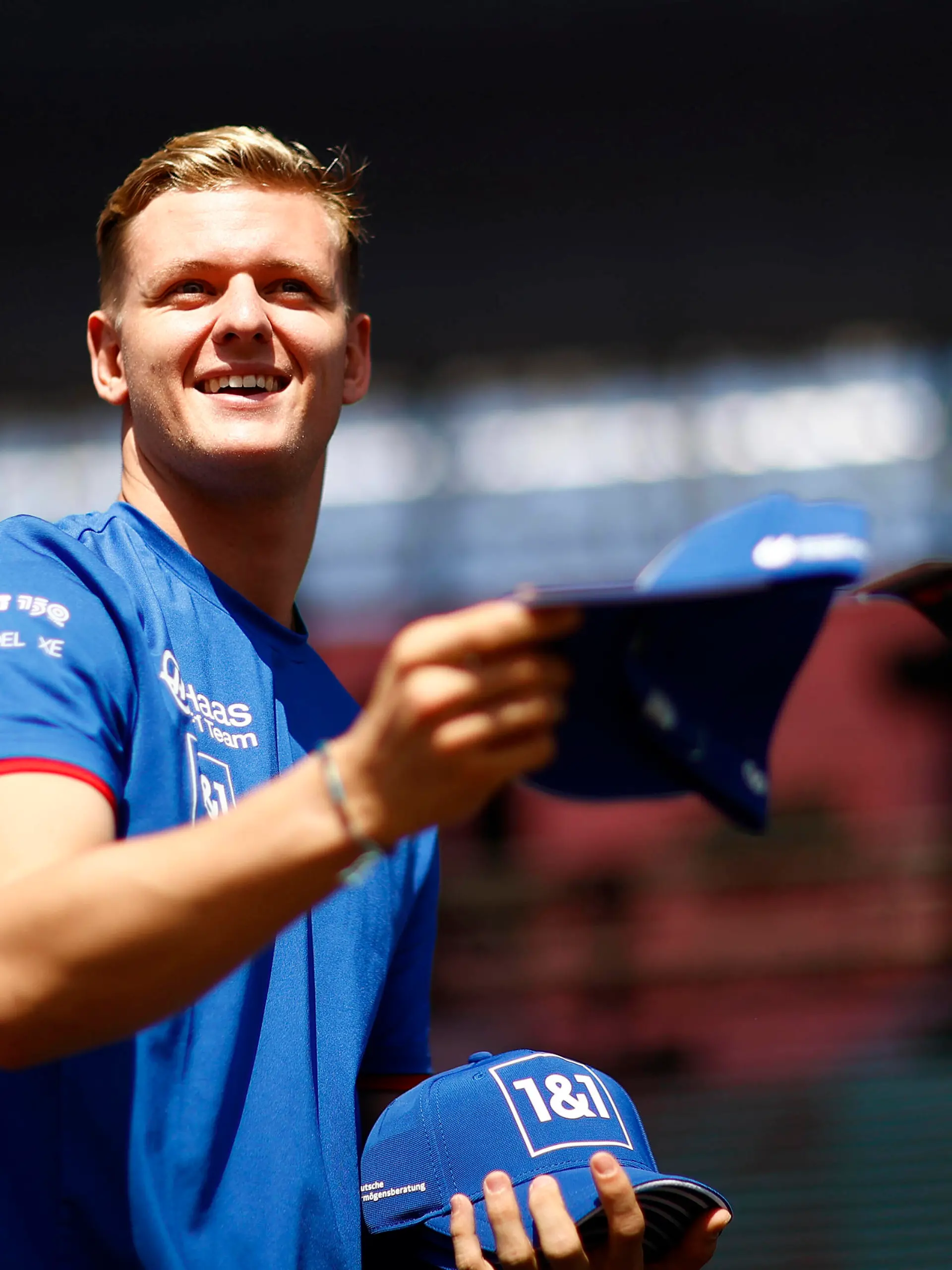 Formula 1 2022: Abu Dhabi GP YAS MARINA CIRCUIT, UNITED ARAB EMIRATES - NOVEMBER 18: Mick Schumacher, Haas F1 Team, throws hats into the crowd during the Abu Dhabi GP at Yas Marina Circuit on Friday November 18, 2022 in Abu Dhabi, United Arab Emirates. Photo by Andy Hone / LAT Images Images PUBLICATIONxINxGERxSUIxAUTxHUNxONLY GP2222_043828_ONY0592 