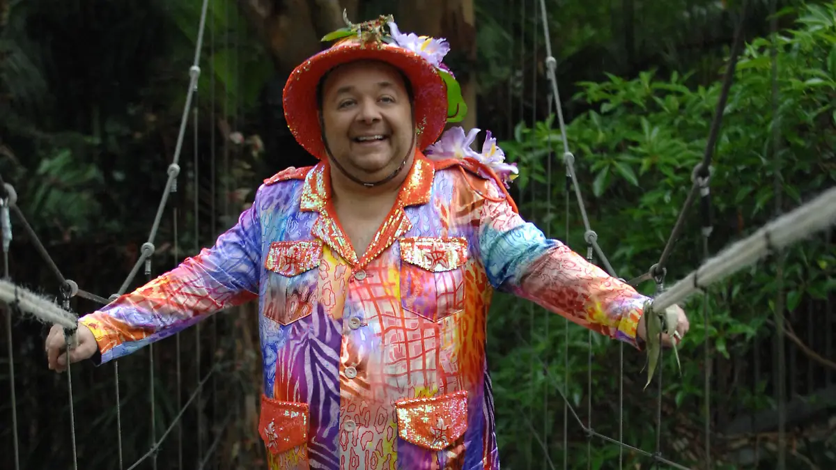 Im Baumhaustudio: Moderator Dirk Bach.  # Foto: RTL / Stefan MenneVerwendung der Bilder für Online-Medien ausschließlich mit folgender Verlinkung: 'Alle Infos zu 'Ich bin ein Star - Holt mich hier raus!' im Special bei RTL.de: http://www.rtl.de/cms/sendungen/ich-bin-ein-star.html'Suchbegriff: Dschungelcamp