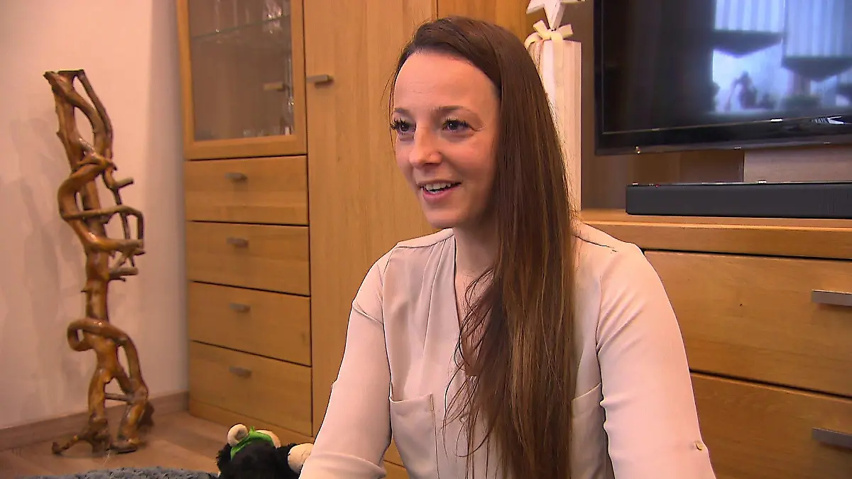 Karin Podibol steht vor der Kamera