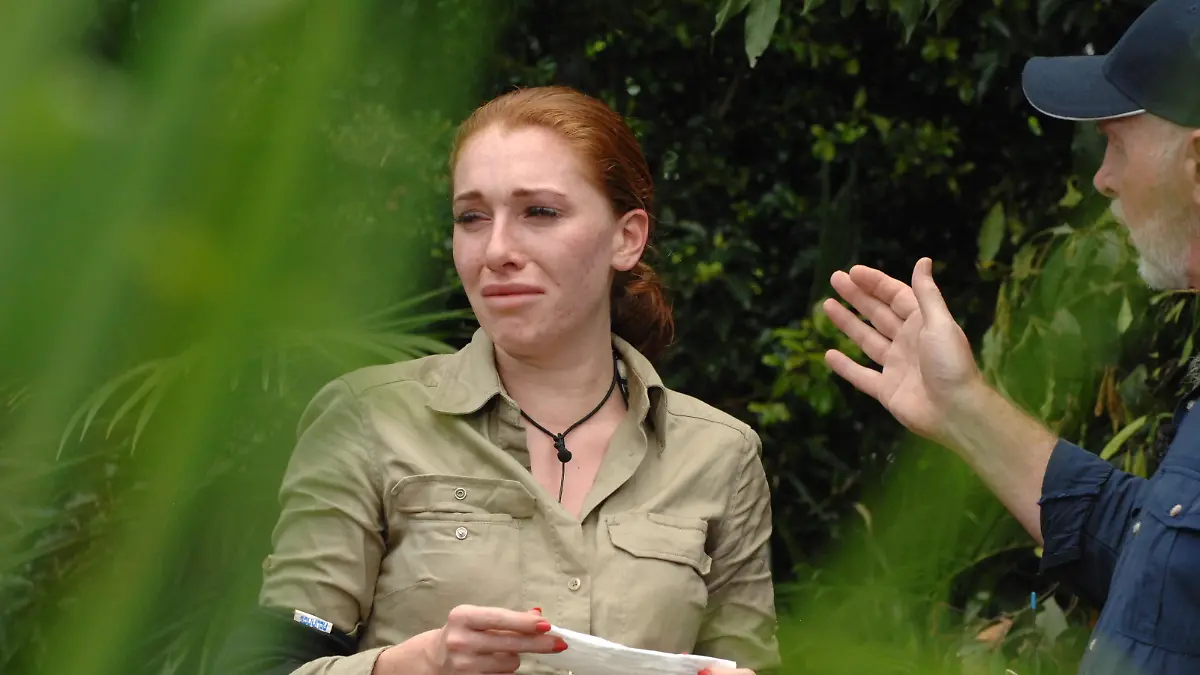 Tag 2 - Dschungelprüfung 2 "Dschungelkloake": Die Zuschauer haben entschiede, dass Georgina (22) zur zweiten Dschungelprüfung antreten muss. Das ängstliche It-Girl muss in ein Abwassersystem steigen und aus sechs von Spinnen, Schlangen, Kakerlaken und Ratten bewohnten Röhren Sterne herausholen. Als sie das hört, bricht sie in Tränen aus. Doch Dr. Bob kann sie ein wenig beruhigen. # Foto: RTL / Stefan MenneVerwendung der Bilder für Online-Medien ausschließlich mit folgender Verlinkung: "Alle Infos zu "Ich bin ein Star - Holt mich hier raus!" im Special bei RTL.de: http://www.rtl.de/cms/sendungen/ich-bin-ein-star.htmlNUR ZUR EINMALIGEN VERÖFFENTLICHUNG ! KEINE WEITERGABE AN DRITTE ! KEINE VERWENDUNG NACH DEM 10.02.2013 !! KEINE ARCHIVIERUNG !Suchbegriff: Dschungelcamp