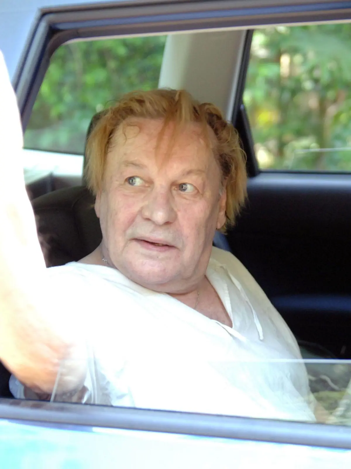 Tag 2 - Helmut Berger muss das Camp verlassen. Im Hinblick auf eine erwartete Hitzewelle im Camp hat Dr. Bob nach einer Untersuchung die Teilnahme der Schauspiel-Legende bei "Ich bin ein Star - Holt mich hier raus!" beendet. Die Gesundheitsgefahren sind für den 68-jährigen bei den außergewöhnlich extremen Wetterbedingung, die zur Zeit in Australien herrschen, zu groß.