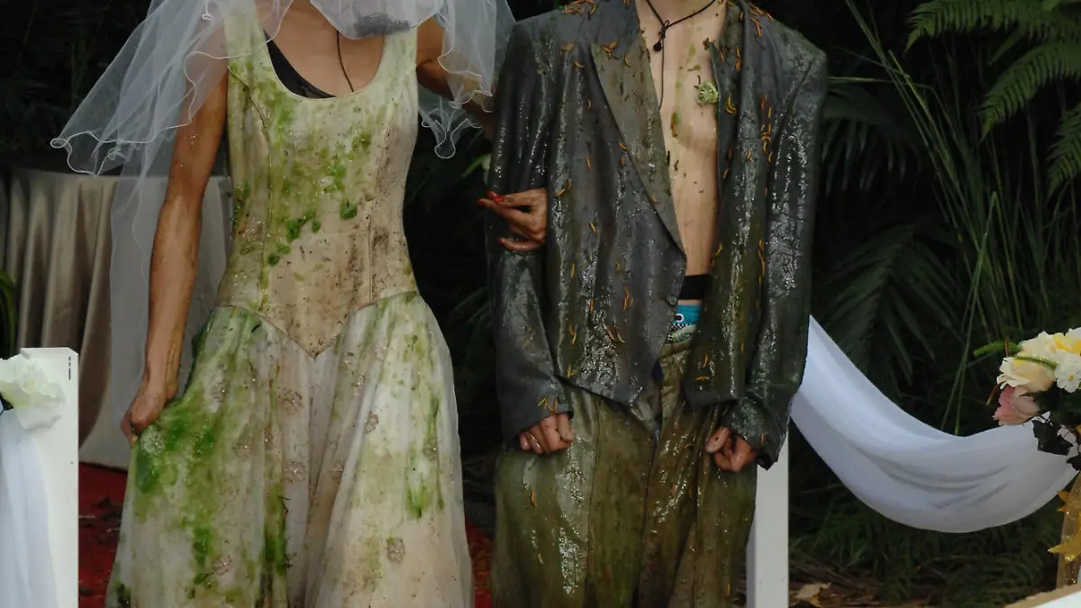 Tag 1 - Dschungelprüfung 1 "Dschungel Hochzeit": Joey Heindle und Fiona Erdmann treten zur ersten Dschungelprüfung an. Ihre Kleidung kam aus Kisten mit Schleim und stinkenden Fischabfällen. Joeys Zylinder ist voller Mehlwürmer in grünem Schleim. Fionas Schleier ist mit Spinnen geschmückt. Cool und tapfer schreiten die beiden so zum Altar. # Foto: RTL / Stefan MenneVerwendung der Bilder für Online-Medien ausschließlich mit folgender Verlinkung: "Alle Infos zu "Ich bin ein Star - Holt mich hier raus!" im Special bei RTL.de: http://www.rtl.de/cms/sendungen/ich-bin-ein-star.htmlNUR ZUR EINMALIGEN VERÖFFENTLICHUNG ! KEINE WEITERGABE AN DRITTE ! KEINE VERWENDUNG NACH DEM 10.02.2013 !! KEINE ARCHIVIERUNG !Suchbegriff: Dschungelcamp
