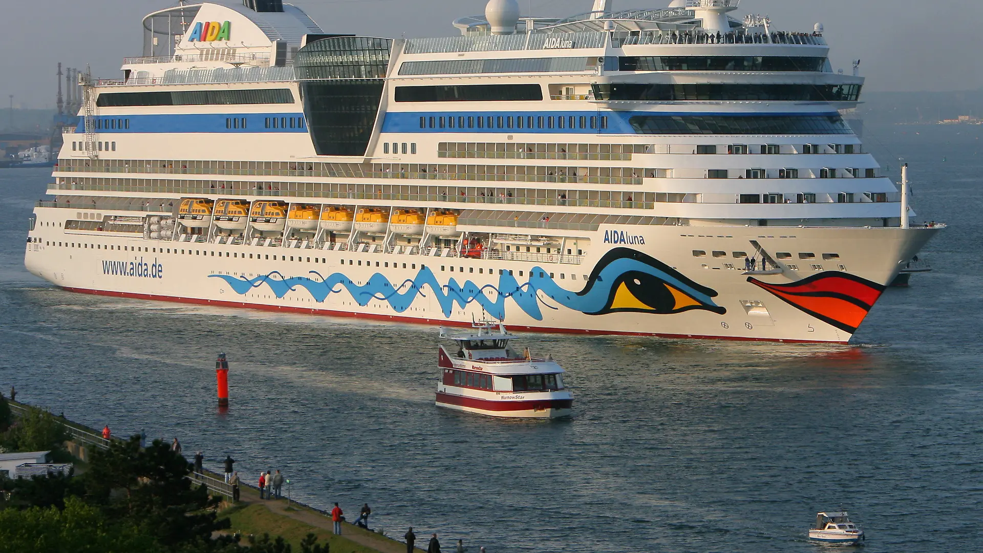 ARCHIV - Der Schiffsneubau AIDAluna des Rostocker Kreuzfahrt-Unternehmens AIDA Cruises läuft am 08.05.2009 erstmals das Ostseebad Warnemünde an. Die Rostocker Kreuzfahrt-Reederei AIDA Cruises bleibt auf Wachstumskurs. Wie das Unternehmen am Mittwoch (23.12.2009) berichtete, stieg der Umsatz 2009 im Vergleich zum Vorjahr um 27,6 Prozent auf 722,1 Millionen Euro. 414 000 Gäste seien in diesem Jahr mit den Schiffen des deutschen Branchenführers gereist. Dies waren 23,2 Prozent mehr als im Vorjahr. Foto: Bernd Wüstneck dpa/lmv/lno/lni (zu dpa 0724 vom 23.12.2009) +++(c) dpa - Bildfunk+++