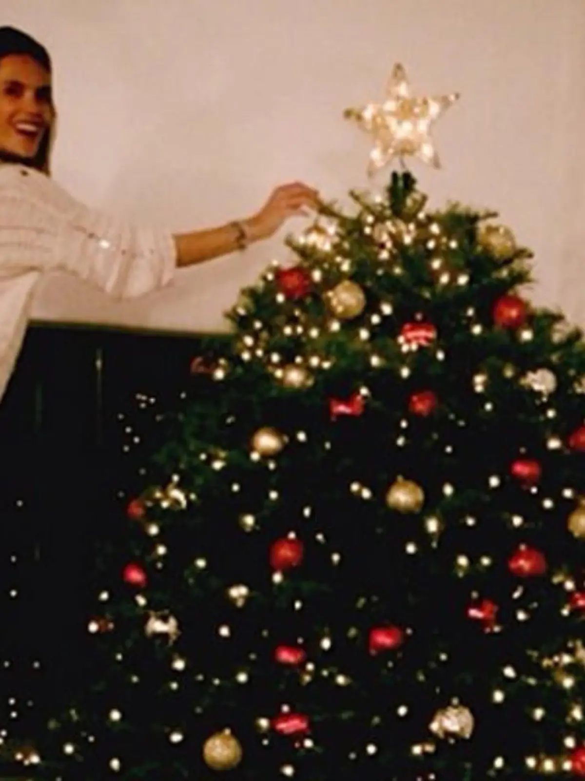 Auch die Brasilianerin Alessandra Ambrosio schmückt ihren Weihnachtsbaum