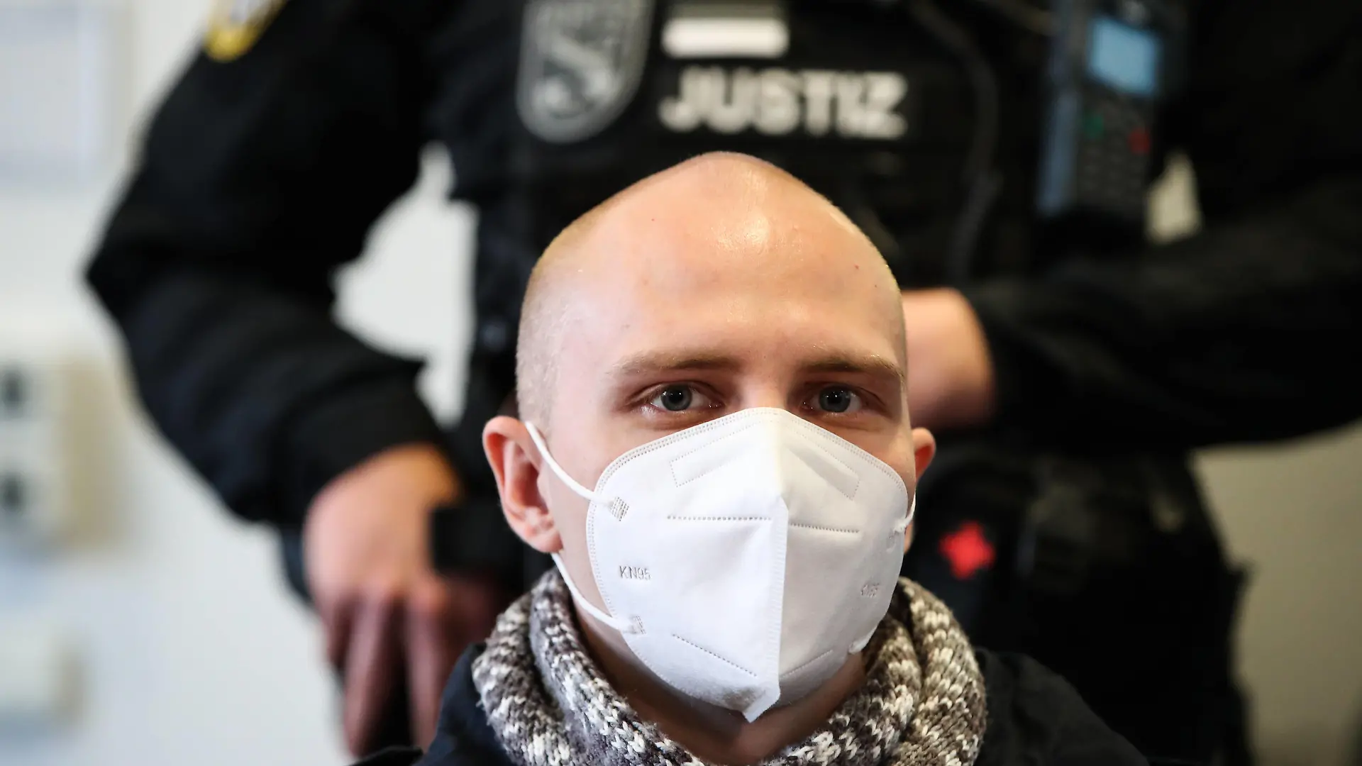  Prozesstag vierundzwanzig im Landgericht Magdeburg gegen den Halle Attentäter Stephan Balliet, insgesamt fünf Richterinnen und Richter entscheiden am Ende über das Urteil, ein sechster steht als Reserve parat. Die Vorsitzende Richterin ist Ursula Mertens. 43 Nebenklägerinnen und -kläger sind zum Prozess am Landgericht in Magdeburg zugelassen, die von 21 Anwälten beraten werden. Personen Bitte Pixeln-Personen Unkenntlich machen *** Day of trial twenty-four at the Magdeburg Regional Court against the hall assassin Stephan Balliet, a total of five judges will decide on the verdict in the end, a sixth is standing by as a reserve The presiding judge is Ursula Mertens 43 plaintiffs are admitted to the trial at the Magdeburg Regional Court,