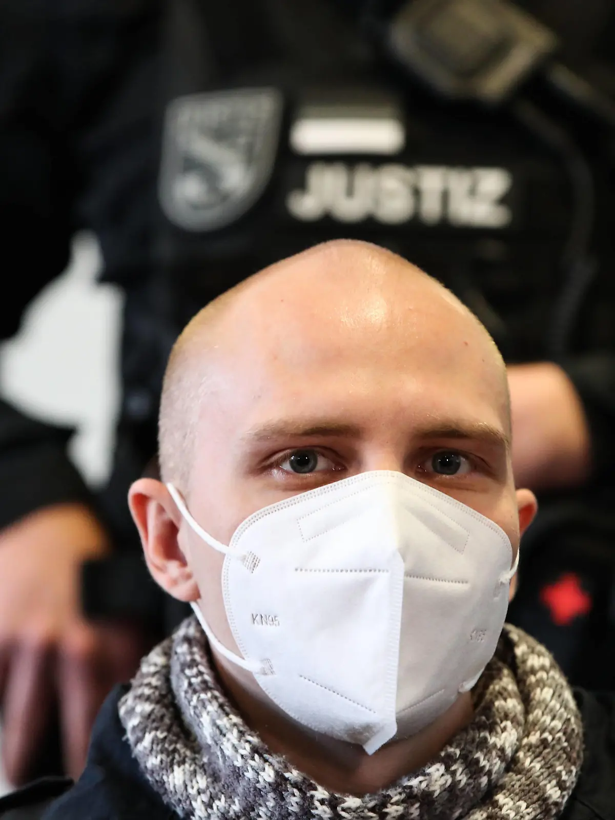  Prozesstag vierundzwanzig im Landgericht Magdeburg gegen den Halle Attentäter Stephan Balliet, insgesamt fünf Richterinnen und Richter entscheiden am Ende über das Urteil, ein sechster steht als Reserve parat. Die Vorsitzende Richterin ist Ursula Mertens. 43 Nebenklägerinnen und -kläger sind zum Prozess am Landgericht in Magdeburg zugelassen, die von 21 Anwälten beraten werden. Personen Bitte Pixeln-Personen Unkenntlich machen *** Day of trial twenty-four at the Magdeburg Regional Court against the hall assassin Stephan Balliet, a total of five judges will decide on the verdict in the end, a sixth is standing by as a reserve The presiding judge is Ursula Mertens 43 plaintiffs are admitted to the trial at the Magdeburg Regional Court,