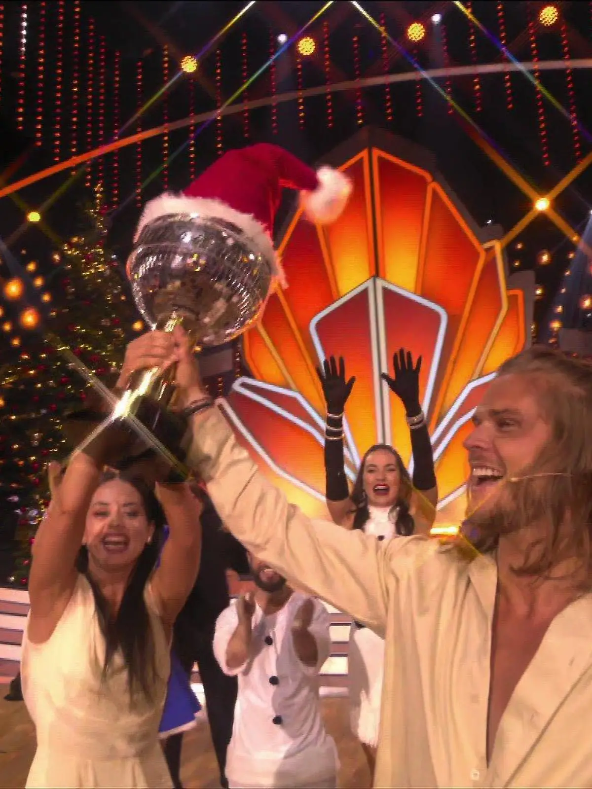 Malika Dzumaev und Rúrik Gíslason halten den "Let's Dance"-Weihnachtspokal in den Händen