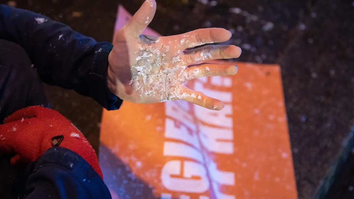 Verletzte Hand, die von Polizisten abgerissen wurde. Drei Aktivist*innen der Letzten Generation blockierten am Nachmittag des 9.12.2022 in München eine Straße gegenüber des Hauptbahnhofs, um für ein Neun-Euro-Ticket und ein Tempolimit von 100 km/h auf Autobahnen zu demonstrieren. Als die Polizei eintraf, wurden die klebenden Hände der zwei Aktivisten von Polizist*innen von der Straße gerissen. Nachdem sie auf den Gehweg getragen wurden, hielten sie dort eine kurze Versammlung ab. Im Anschluss versuchten sie wieder eine Straße zu blockieren, aber die Polizei verhinderte dies sofort. -- Injured hand that was ripped of the road while glued. Three activists of the Last Generation blocked a street in front of the main station in Munich, Germany on the afternoon of Dec. 9, 2022, to demonstrate for a 9-euro ticket and a speed limit of 100 km/h on highways. When the police arrived, the glued hands of two activists were ripped off the street by police officers. After they were carried to the sidewalk, they held a short rally there. Afterwards, they tried to block a street again, but the police immediately prevented this. / 091222
