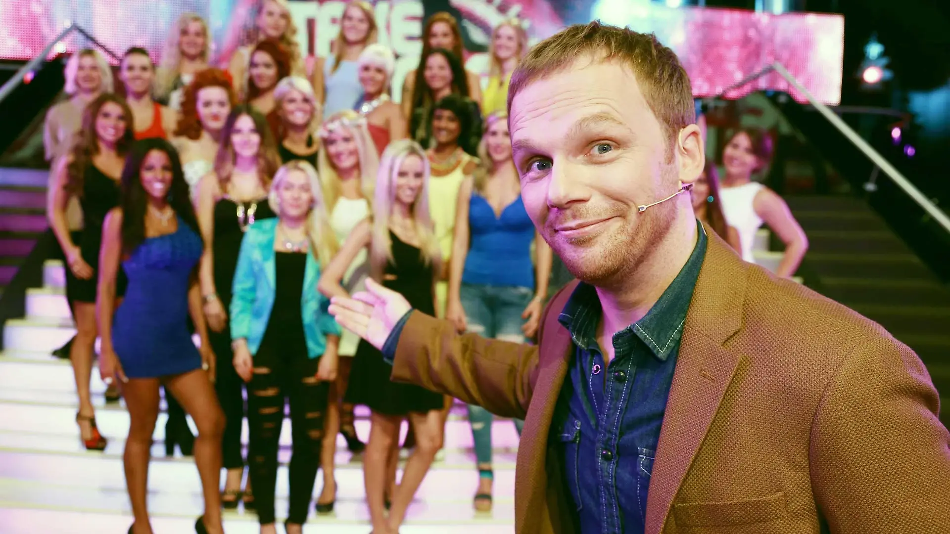 In der temporeichen Single-Show "Take Me out" stellt sich ein Mann 30 attraktiven Ladies. Comedian Ralf Schmitz fühlt als agiler Flirt-Bote den Ladies auf den Zahn und checkt so genau ab, welcher Topf zum Deckel passt.