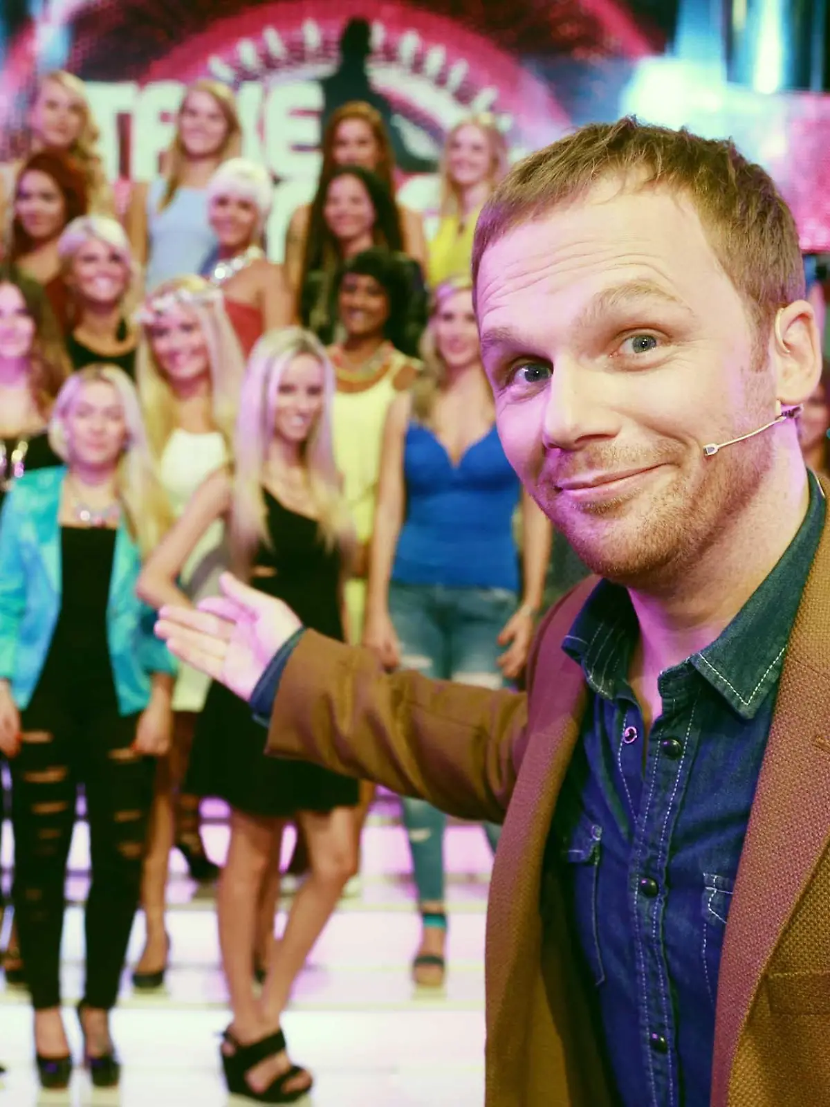 In der temporeichen Single-Show "Take Me out" stellt sich ein Mann 30 attraktiven Ladies. Comedian Ralf Schmitz fühlt als agiler Flirt-Bote den Ladies auf den Zahn und checkt so genau ab, welcher Topf zum Deckel passt. 