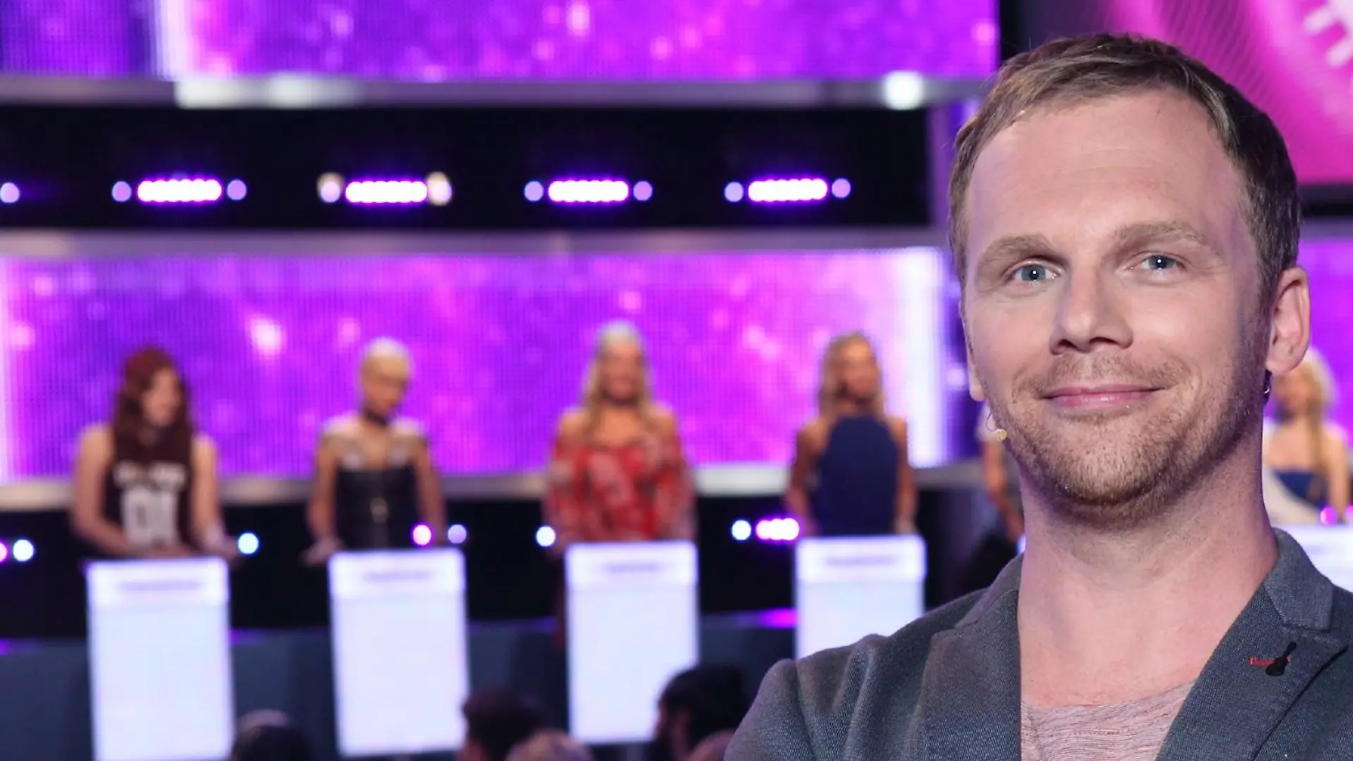 In der rasant-witzigen Dating-Show mit Ralf Schmitz stellt sich ein Mann 30 attraktiven Ladies. Über drei Runden muss er die Frauen von seinem Typ überzeugen, um sich dann für seine Herz-Dame zu entscheiden.