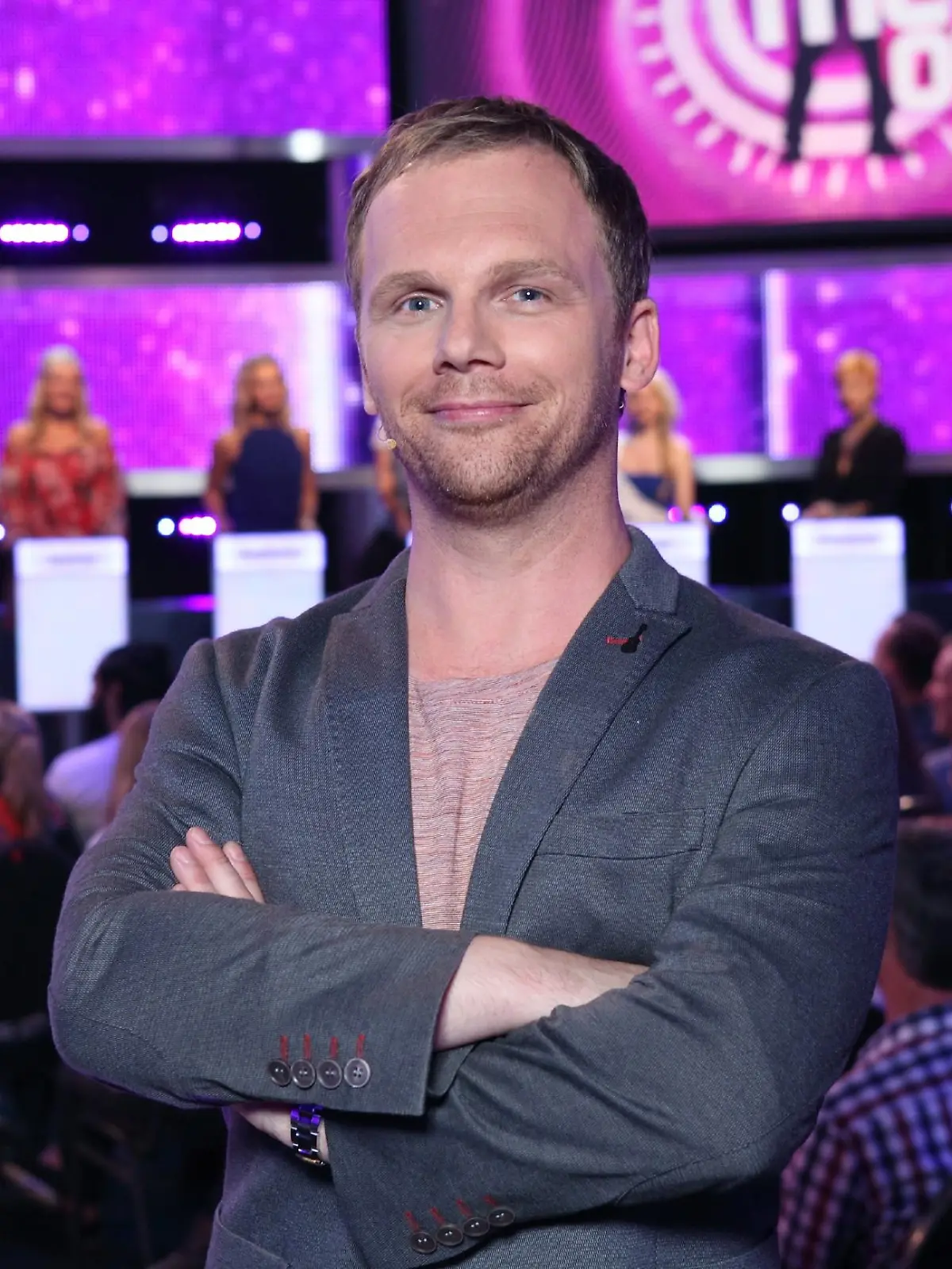 In der rasant-witzigen Dating-Show mit Ralf Schmitz stellt sich ein Mann 30 attraktiven Ladies. Über drei Runden muss er die Frauen von seinem Typ überzeugen, um sich dann für seine Herz-Dame zu entscheiden.