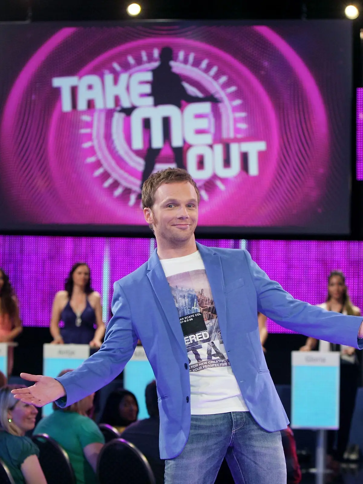 "Take Me Out" - die neue Dating Show bei RTL: Top-Comedian Ralf Schmitz moderiert mit viel Humor und seinem "angeborenen" Tempo und wird den flirtwilligen Single-Frauen auf den Zahn fühlen.