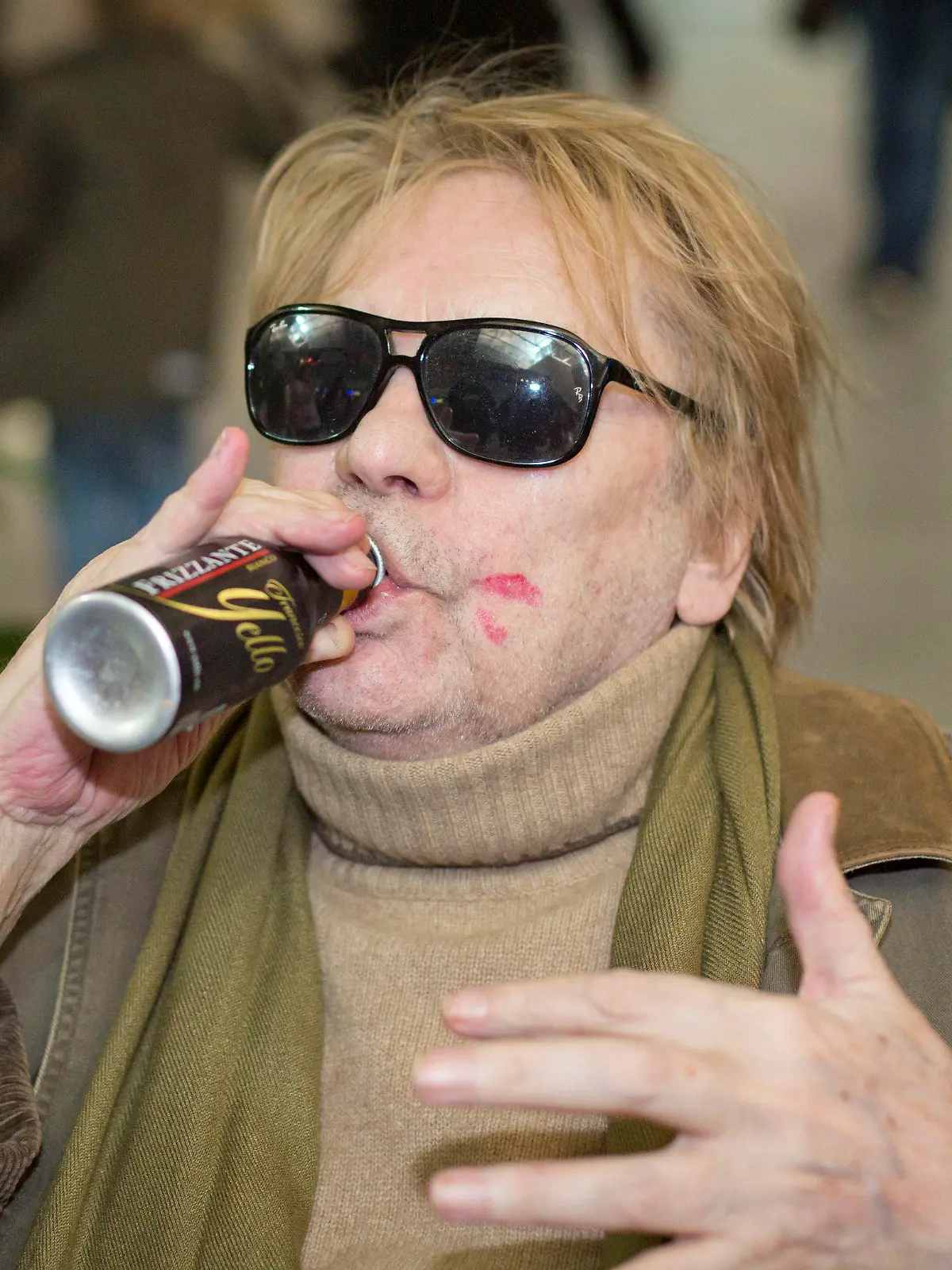 Einen "kleinen Schluck" genehmigt sich Schauspieler Helmut Berger am 06.01.2013 auf dem Flughafen von Frankfurt am Main (Hessen). Der 68-Jährige reiste mit anderen Kandidaten nach Australien, um am RTL-Dschungelcamp («Ich bin ein Star - Holt mich hier raus!») teilzunehmen. Die siebte Runde der Show beginnt am 11. Januar 2013. Foto: Frank Rumpenhorst/dpa (zu dpa 0386 vom 07.01.2013)  +++(c) dpa - Bildfunk+++