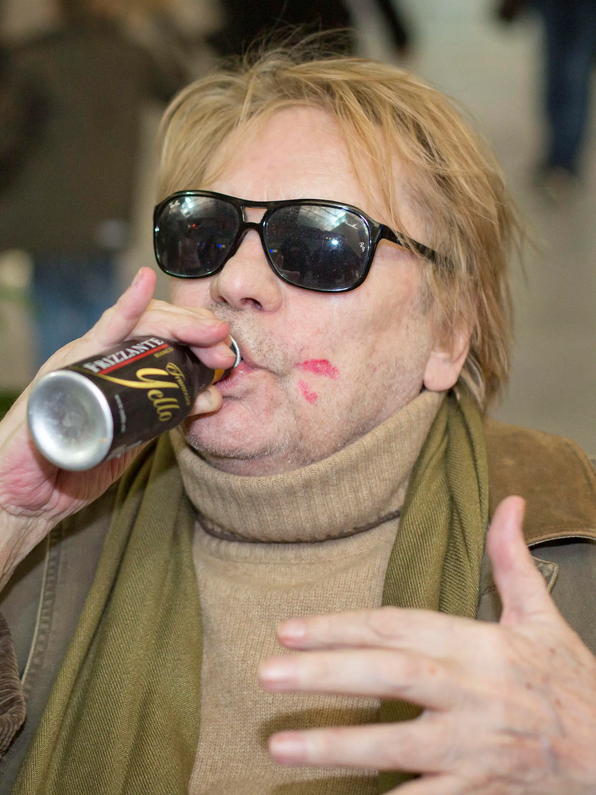 Einen "kleinen Schluck" genehmigt sich Schauspieler Helmut Berger am 06.01.2013 auf dem Flughafen von Frankfurt am Main (Hessen). Der 68-Jährige reiste mit anderen Kandidaten nach Australien, um am RTL-Dschungelcamp («Ich bin ein Star - Holt mich hier raus!») teilzunehmen. Die siebte Runde der Show beginnt am 11. Januar 2013. Foto: Frank Rumpenhorst/dpa (zu dpa 0386 vom 07.01.2013) +++(c) dpa - Bildfunk+++