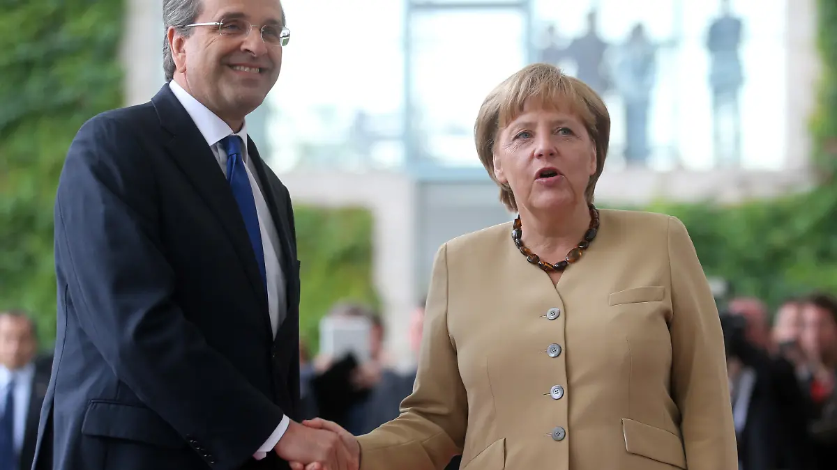 Der griechische Ministerpräsident Antonis Samaras wird am Freitag (24.08.2012) von Bundeskanzlerin Angela Merkel (CDU) mit militärischen Ehren vor dem Bundeskanzleramt in Berlin begrüßt. Thema des Treffens ist das weitere Vorgehen in der Euro-Schuldenkrise. Foto: Kay Nietfeld dpa  +++(c) dpa - Bildfunk+++