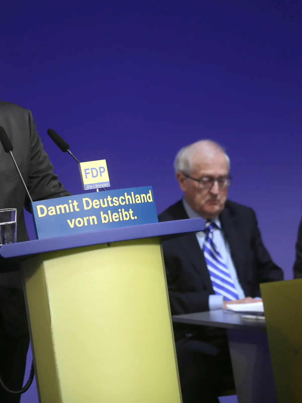 Entwicklungshilfeminster Dirk Niebel spricht am 06.01.2013 beim Dreikönigstreffen der FDP im Opernhaus in Stuttgart in Baden-Württemberg während dahinter der FDP Bundesvorsitzende Philipp Rösler (r) und der Fraktionsvorsitzende der FDP im Bundestag, Rainer Brüderle, zuhören. Bei dem traditionellen Treffen der Liberalen stimmen sich die Parteimitglieder auf das Jahr ein. Foto: Michael Kappeler/dpa  +++(c) dpa - Bildfunk+++