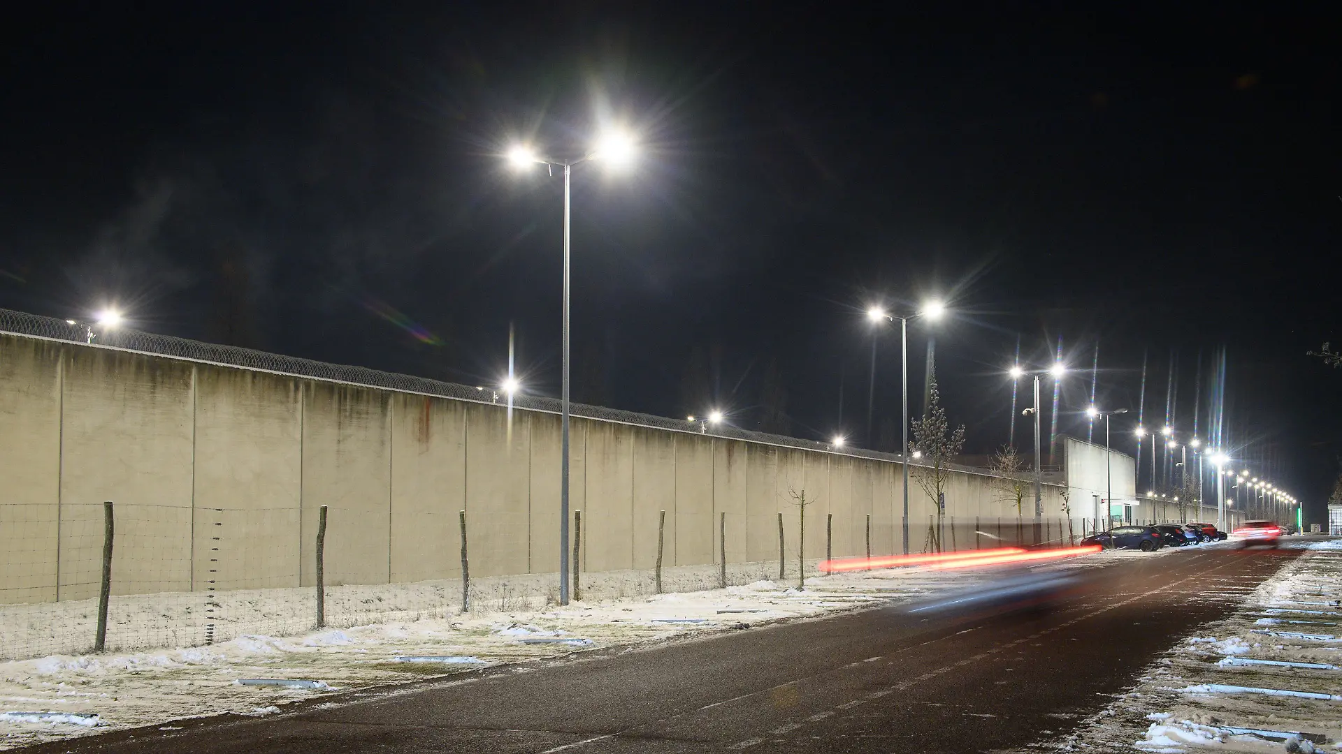 13.12.2022, Sachsen-Anhalt, Burg: Mauer und Tor der Justizvollzugasanstalt Burg. Im Gefängnis nahe Magdeburg ist eine Geiselnahme beendet worden. Am Abend vom 12. Dezember 2022 habe ein 30 Jahre alter Strafgefangener zeitweise zwei Bedienstete in seine Gewalt gebracht, teilte das Justizministerium am frühen Dienstagmorgen mit. Der Täter wurde demnach durch weitere Justizvollzugsbedienstete im Innenbereich des Gefängnisses überwältigt. Foto: Klaus-Dietmar Gabbert/dpa +++ dpa-Bildfunk +++