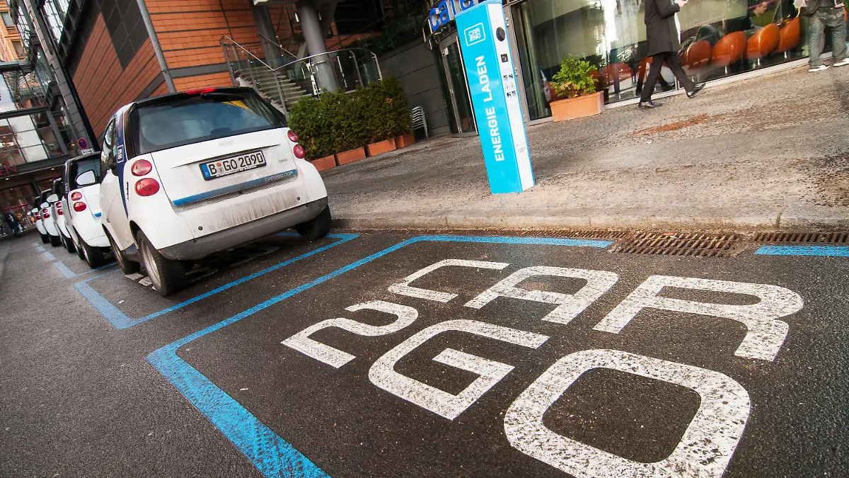 Die erste E-Carsharing-Strasse Europas wurde heute, am 17.12.2012 in der Rudolf-von-Gneist-Gasse im Quartier Potsdamer Platz in Berlin eingeweiht. An drei Säulen können die Autos geladen werden. Foto: Laurin Schmid/dpa +++(c) dpa - Bildfunk+++